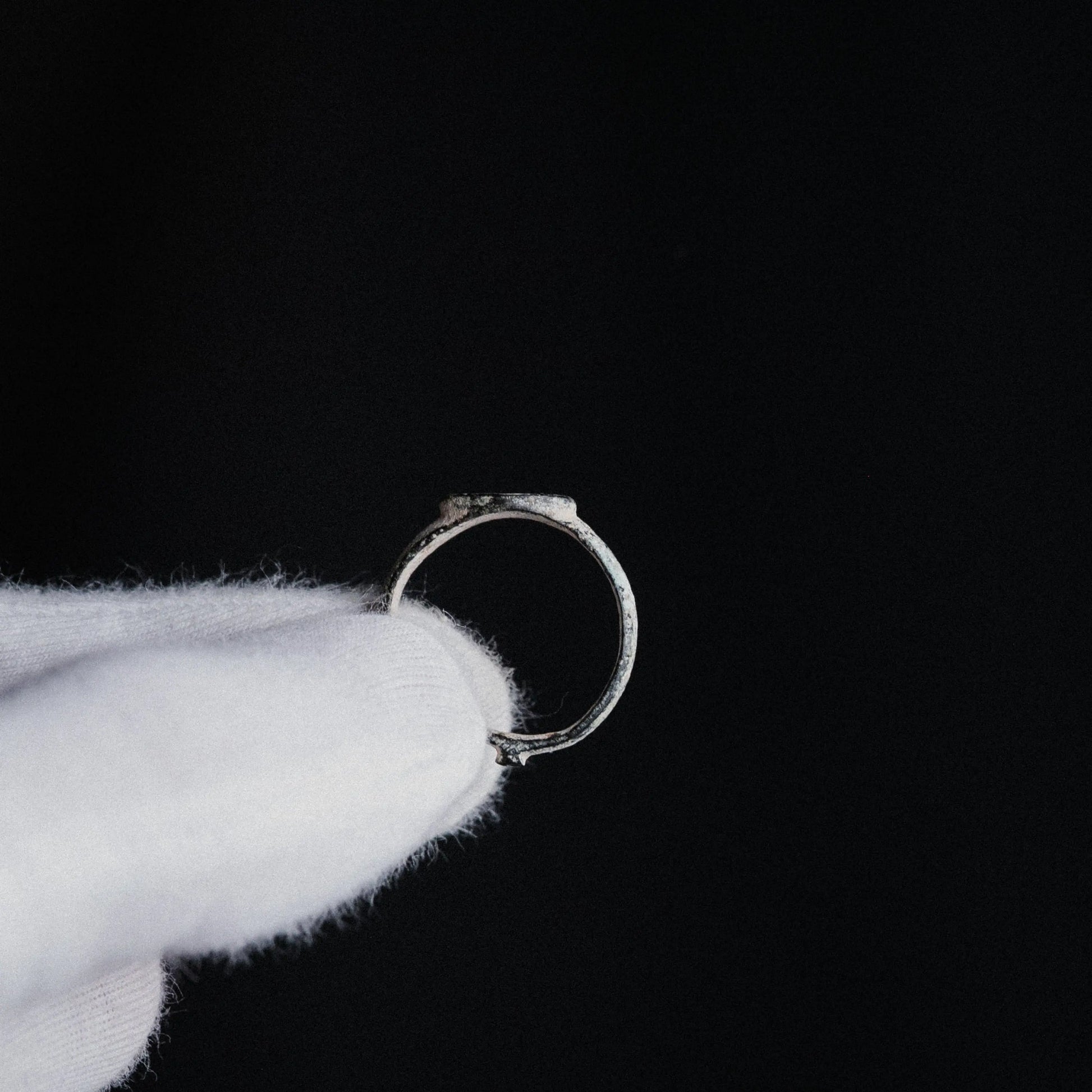 Roman Bronze Signet Ring with Geometric Intaglio – “Severus” (3rd–4th c. AD) – EU 54 / US 7 Aurora Antiqua