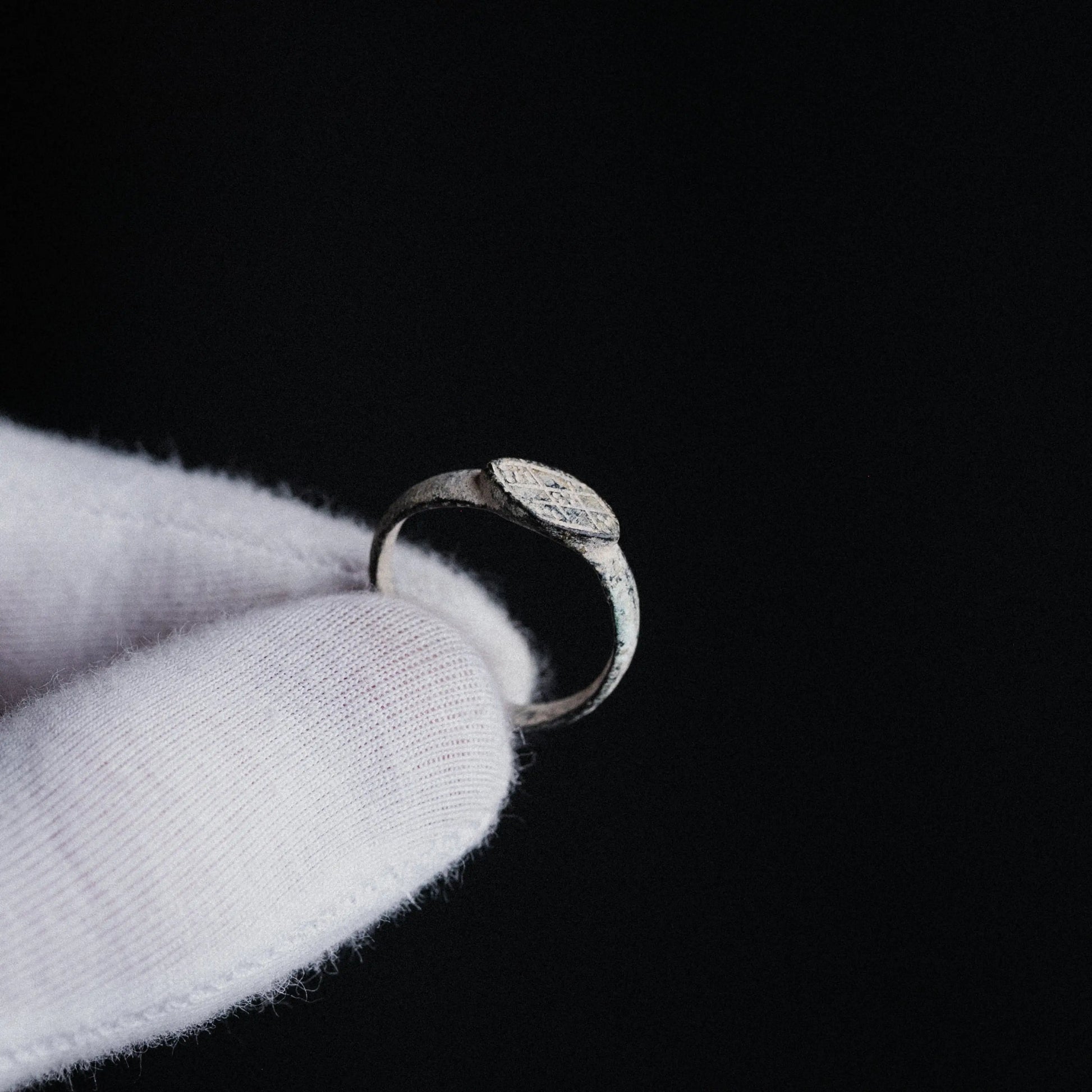 Roman Bronze Signet Ring with Geometric Intaglio – “Severus” (3rd–4th c. AD) – EU 54 / US 7 Aurora Antiqua