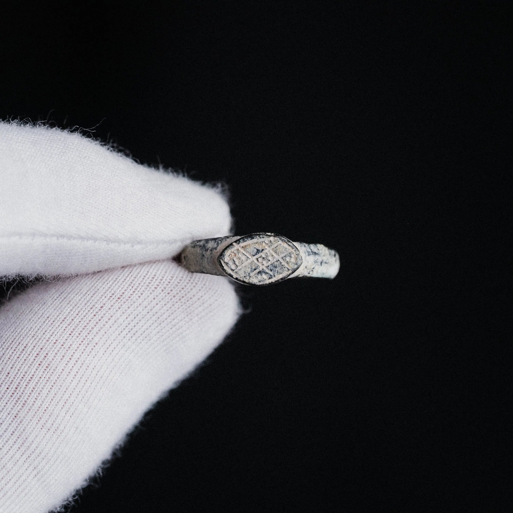 Roman Bronze Signet Ring with Geometric Intaglio – “Severus” (3rd–4th c. AD) – EU 54 / US 7 Aurora Antiqua