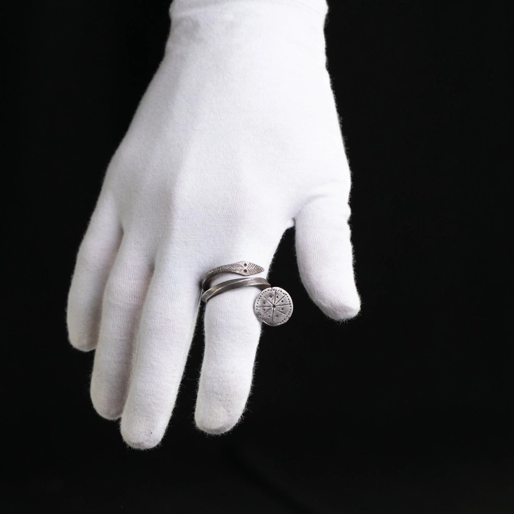 Medieval Silver Serpent-Amulet Ring with Sunburst Seal – “Serapis” (12th–14th c. AD) – EU 62 / US 10 Aurora Antiqua