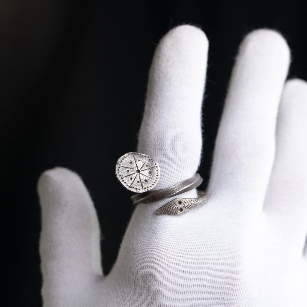 Medieval Silver Serpent-Amulet Ring with Sunburst Seal – “Serapis” (12th–14th c. AD) – EU 62 / US 10 Aurora Antiqua