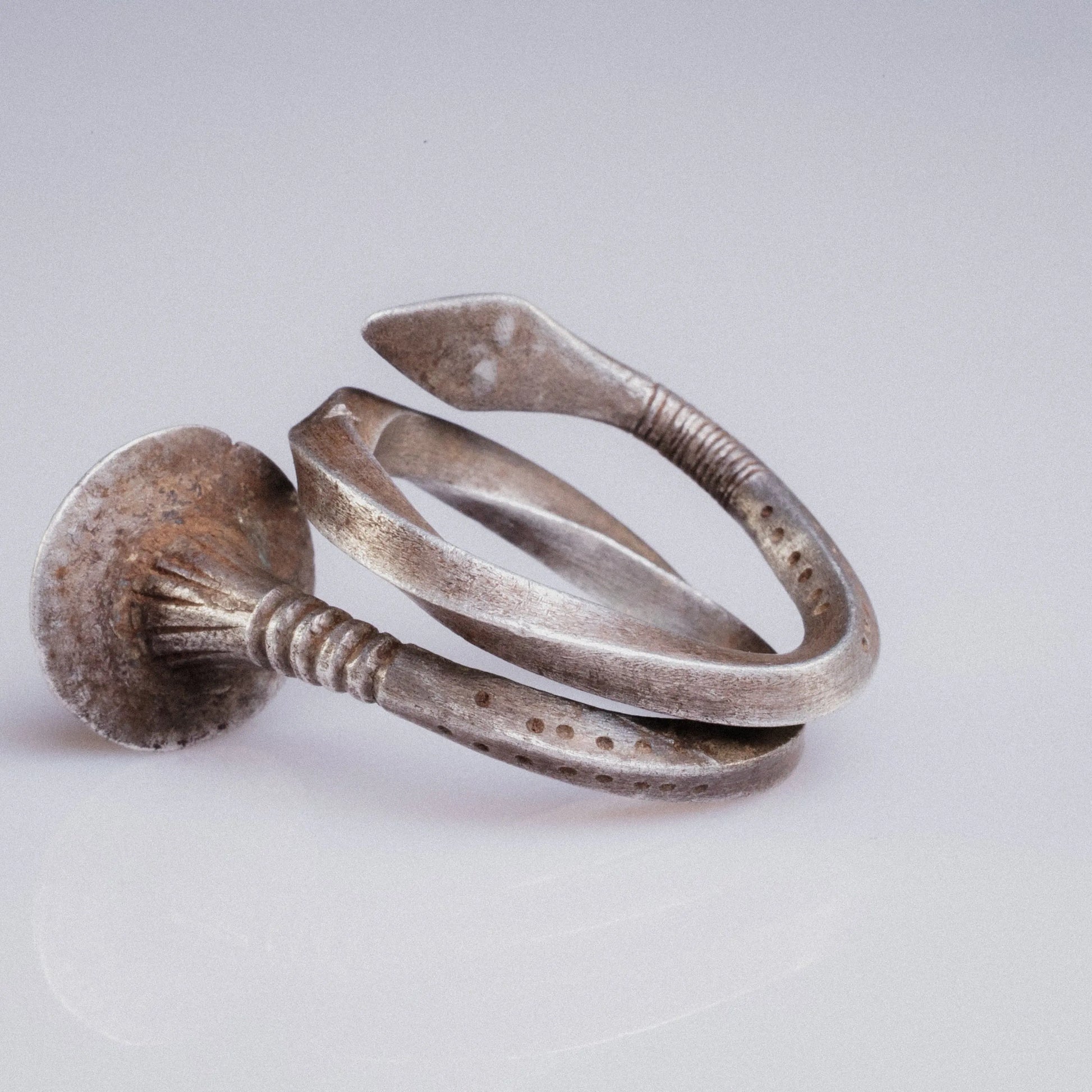 Medieval Silver Serpent-Amulet Ring with Sunburst Seal – “Serapis” (12th–14th c. AD) – EU 62 / US 10 Aurora Antiqua