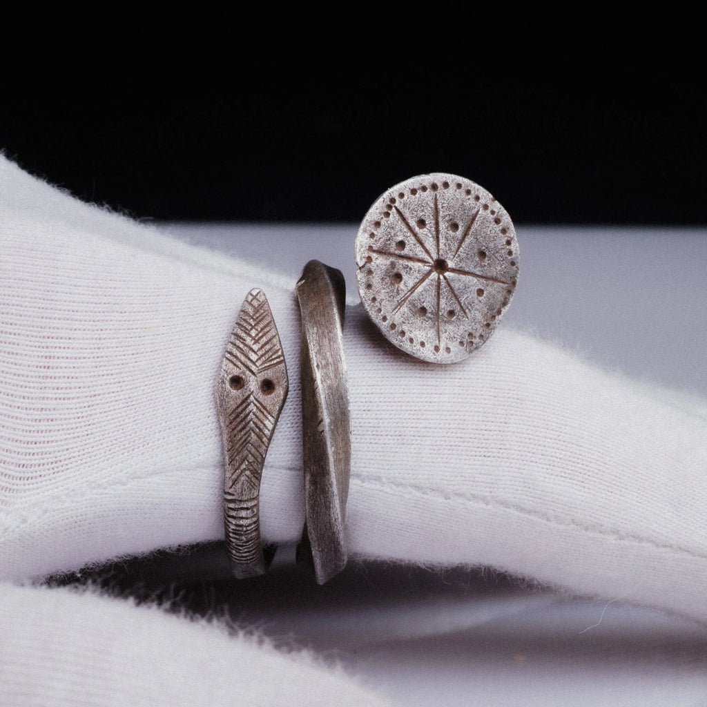 Medieval Silver Serpent-Amulet Ring with Sunburst Seal – “Serapis” (12th–14th c. AD) – EU 62 / US 10 Aurora Antiqua