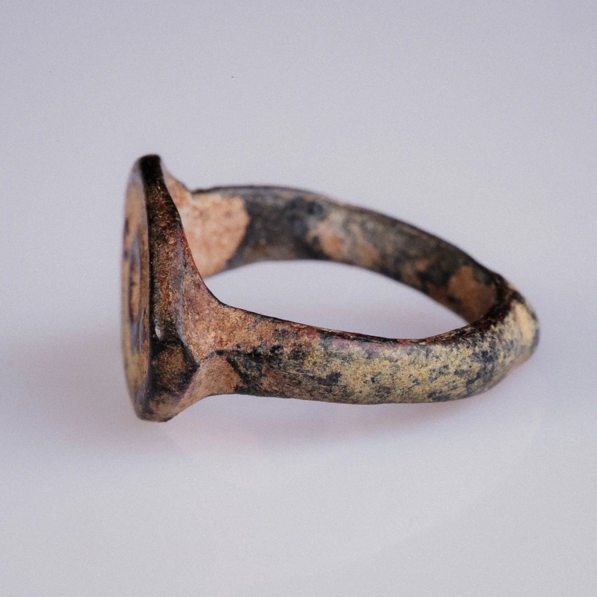 Late Roman Bronze Ring with Apotropaic Eye Motif – “Tutela” (3rd–4th CE) – EU 51 / US 5.75 Aurora Antiqua