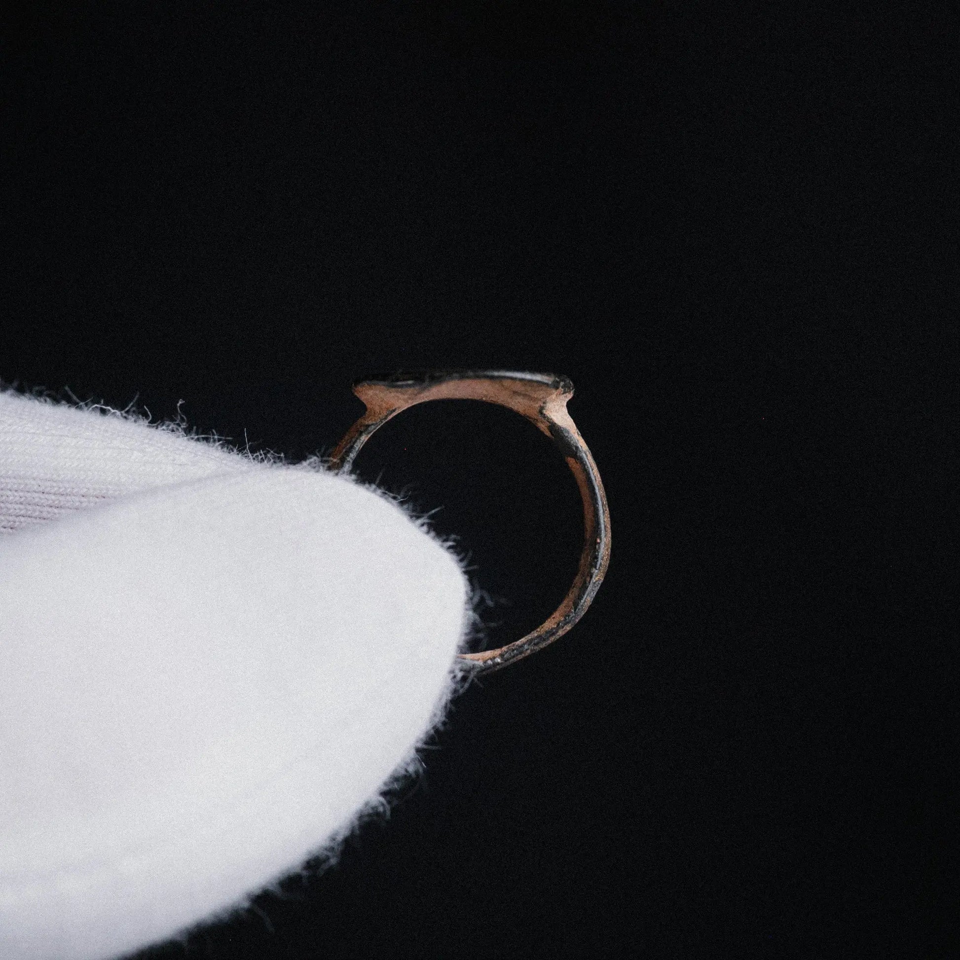 Late Roman Bronze Signet Ring with Punch Dot Motif – “Vigil” (3rd–5th CE) – EU 49 / US 5 Aurora Antiqua