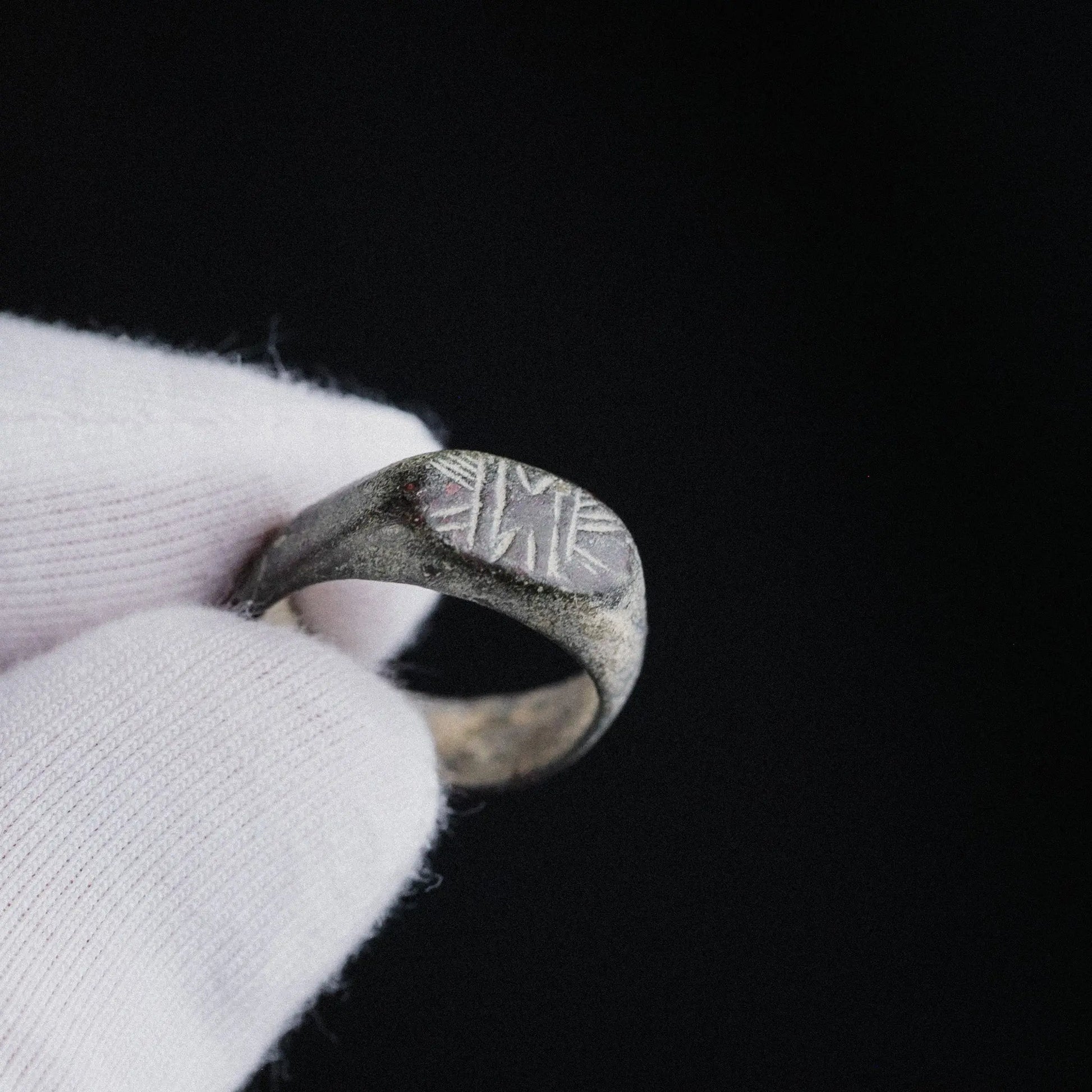 Late Roman Bronze Ring with Radiating Motif – “Solinus” (3rd–5th CE) – EU 49 / US 5 Aurora Antiqua