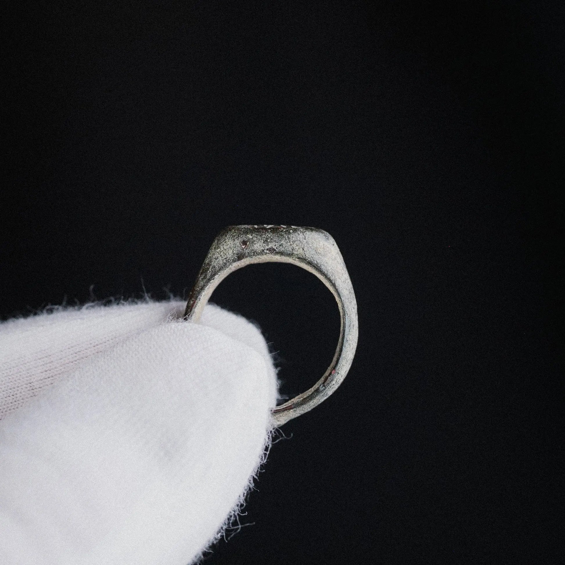 Late Roman Bronze Ring with Radiating Motif – “Solinus” (3rd–5th CE) – EU 49 / US 5 Aurora Antiqua