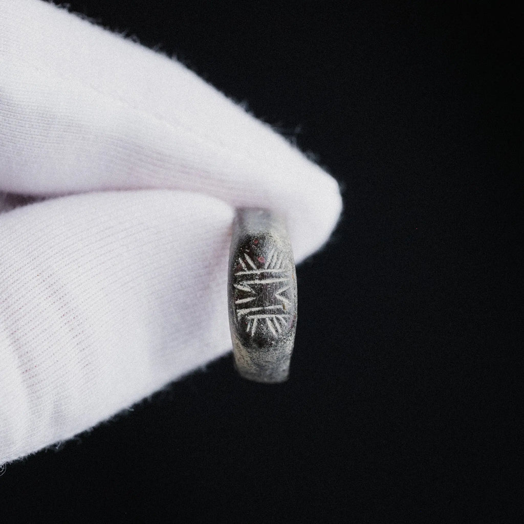 Late Roman Bronze Ring with Radiating Motif – “Solinus” (3rd–5th CE) – EU 49 / US 5 Aurora Antiqua