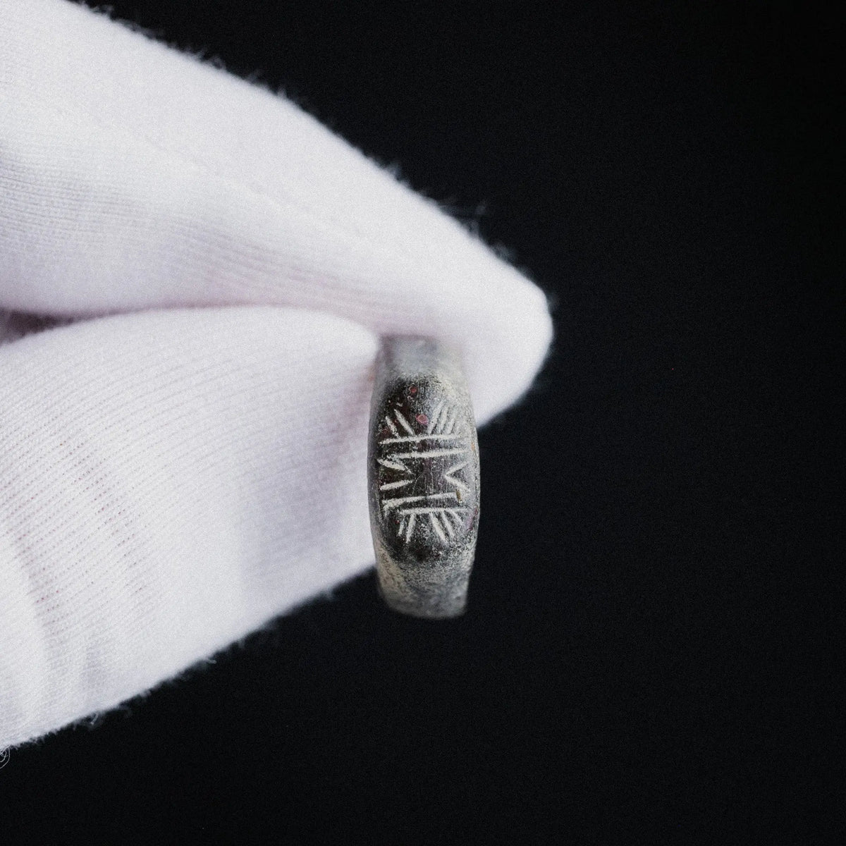 Late Roman Bronze Ring with Radiating Motif – “Solinus” (3rd–5th CE) – EU 49 / US 5 Aurora Antiqua