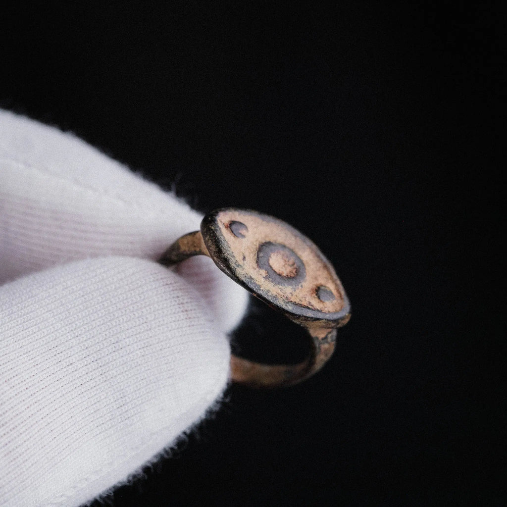 Late Roman Bronze Ring with Apotropaic Eye Motif – “Tutela” (3rd–4th CE) – EU 51 / US 5.75 Aurora Antiqua