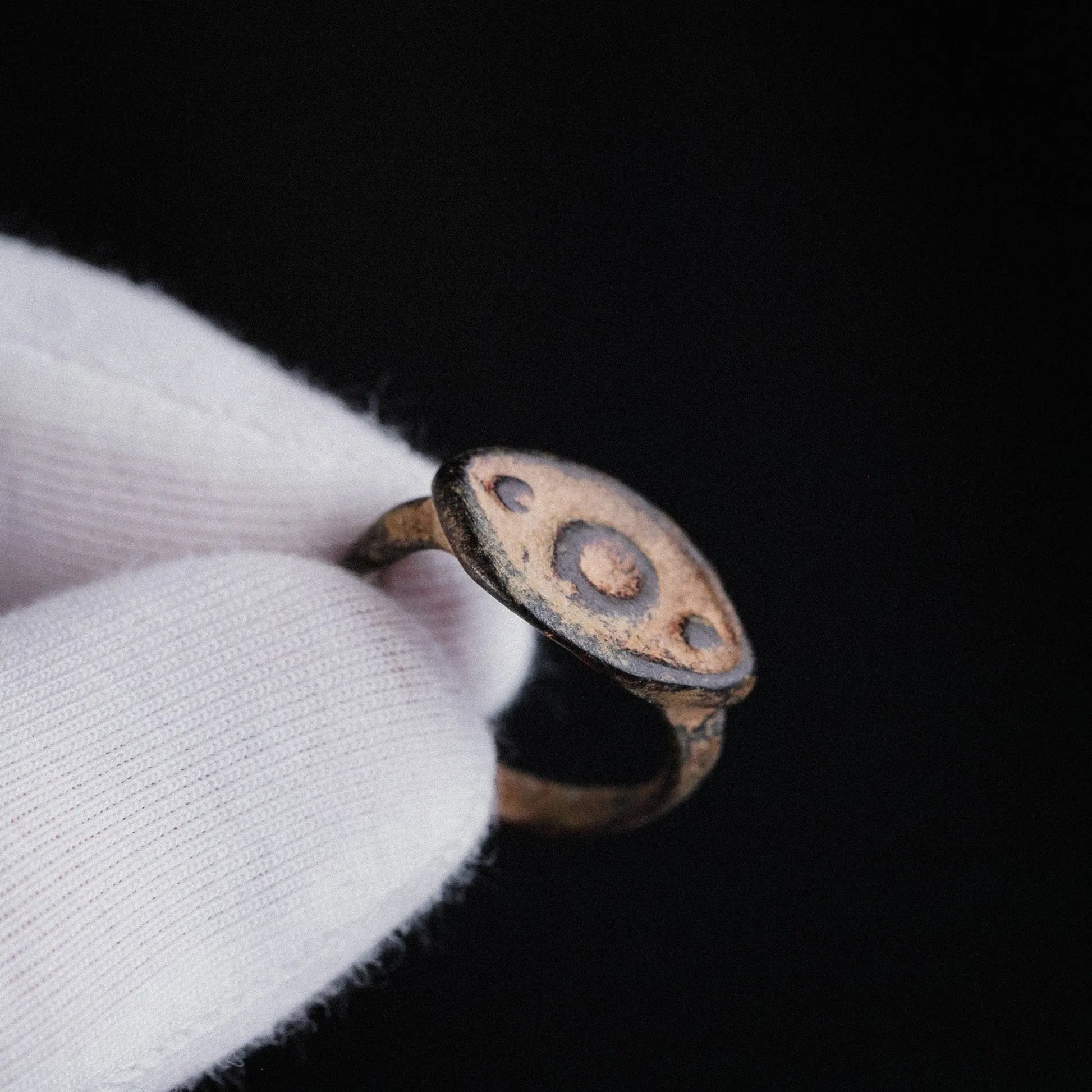 Late Roman Bronze Ring with Apotropaic Eye Motif – “Tutela” (3rd–4th CE) – EU 51 / US 5.75 Aurora Antiqua