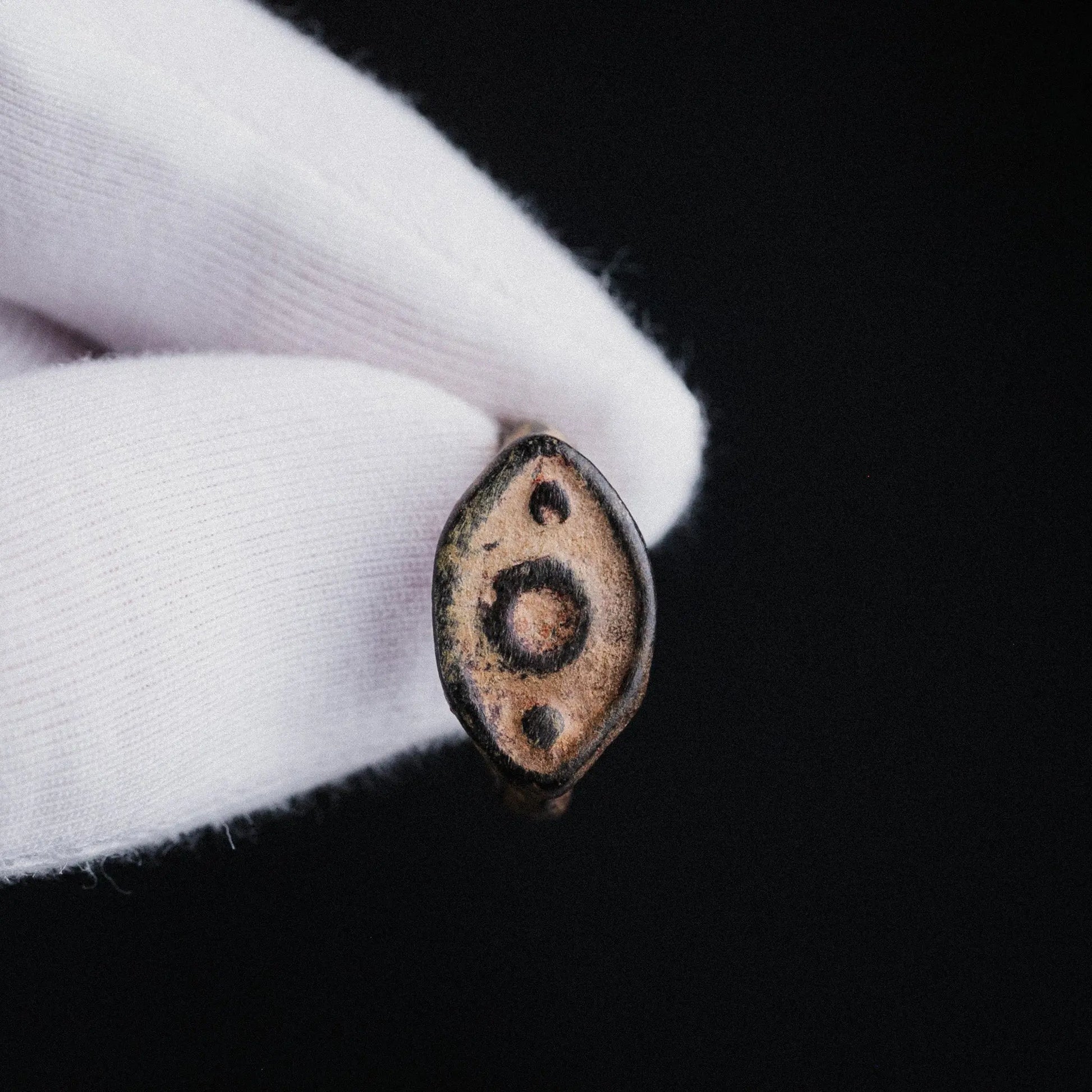 Late Roman Bronze Ring with Apotropaic Eye Motif – “Tutela” (3rd–4th CE) – EU 51 / US 5.75 Aurora Antiqua