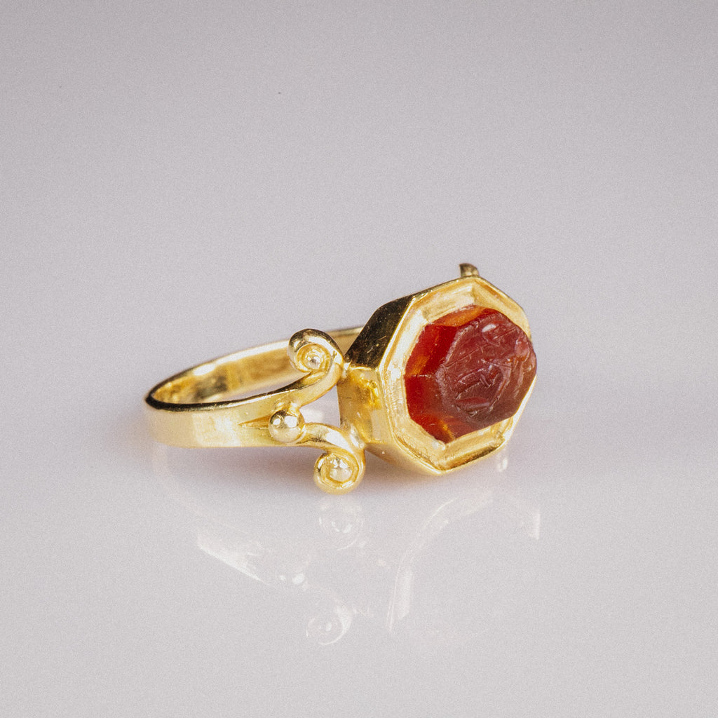 Roman Carnelian Intaglio Ring of Minerva in Victorian Gold Mount – “Minerva” (2nd–3rd CE, Mount 19th CE) – EU 61 / US 8.75