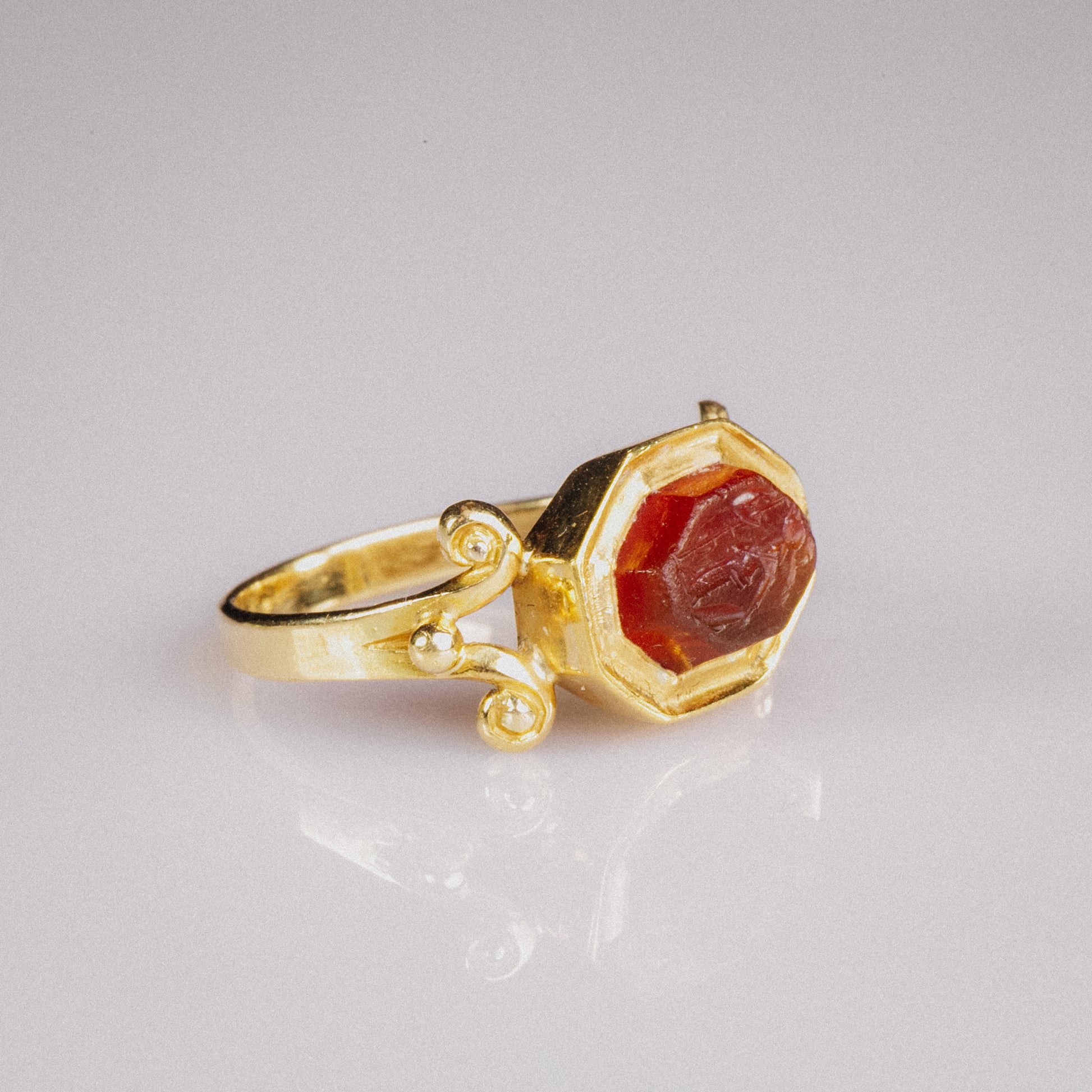 Roman Carnelian Intaglio Ring of Minerva in Victorian Gold Mount – “Minerva” (2nd–3rd CE, Mount 19th CE) – EU 61 / US 8.75