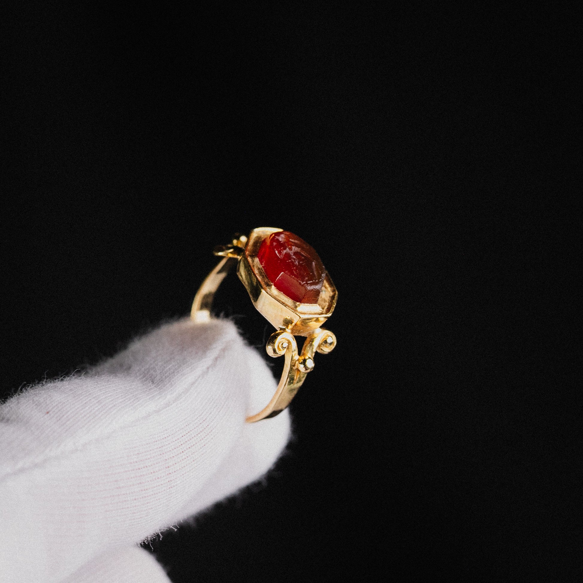 Roman Carnelian Intaglio Ring of Minerva in Victorian Gold Mount – “Minerva” (2nd–3rd CE, Mount 19th CE) – EU 61 / US 8.75