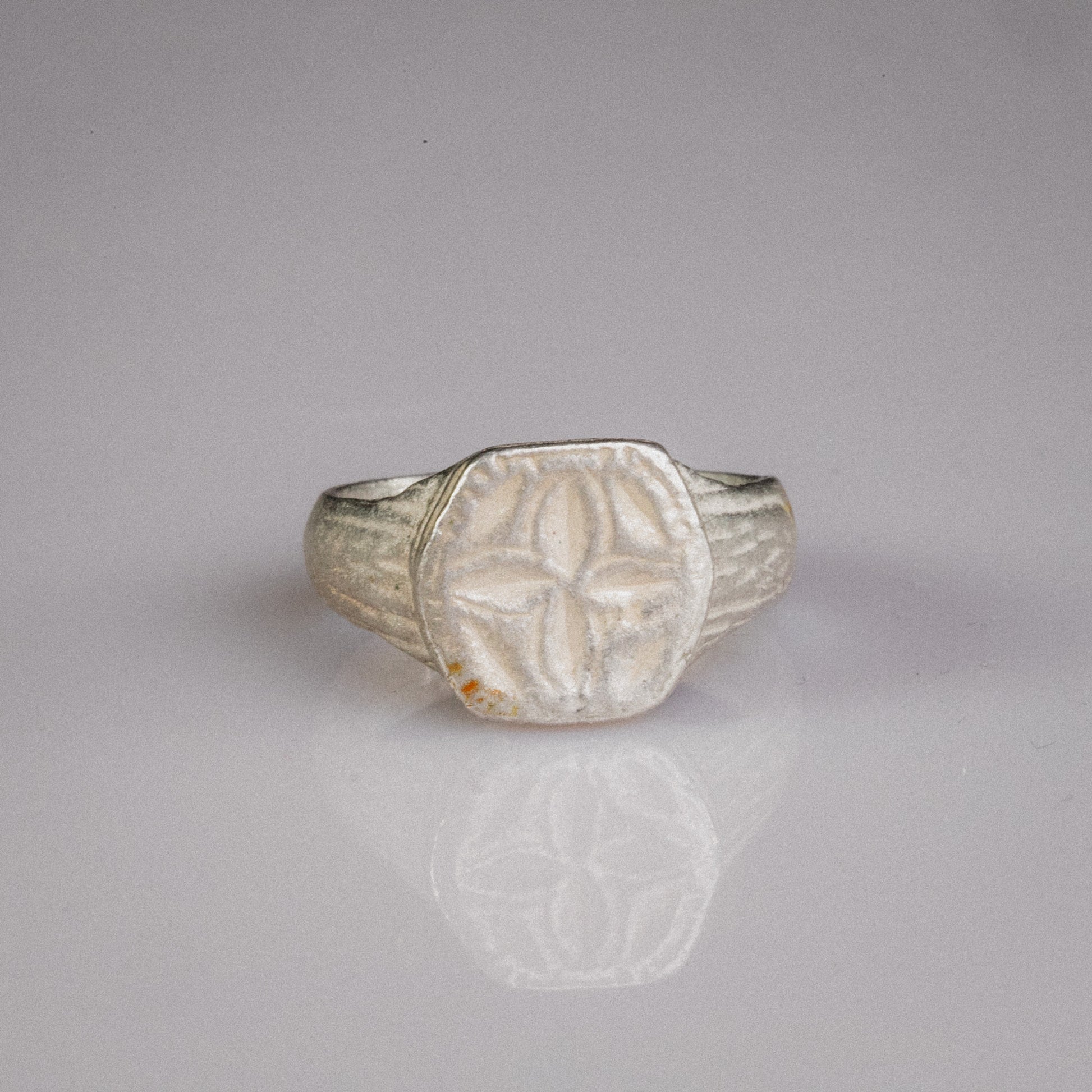 Medieval Silver Signet Ring with Quatrefoil Motif – “Quaternus” (12th–14th Ce) – EU 56 / US 7.75