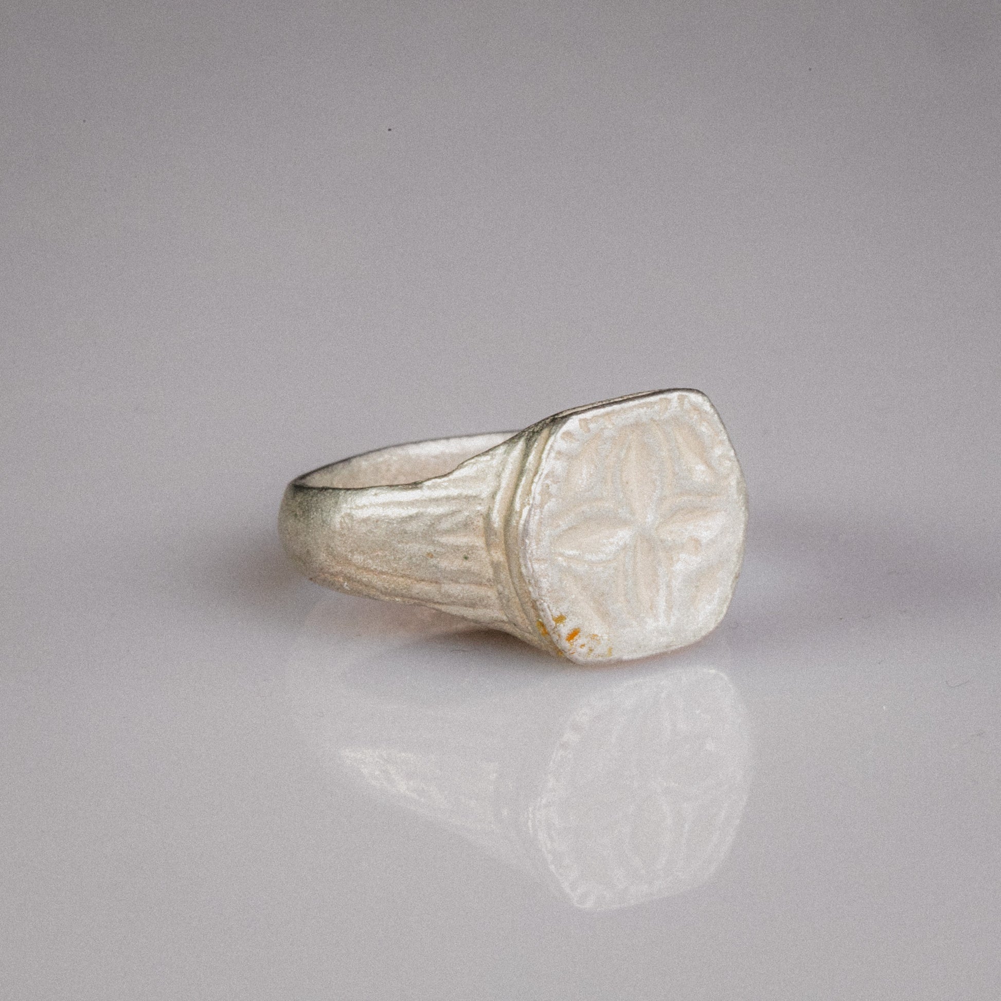Medieval Silver Signet Ring with Quatrefoil Motif – “Quaternus” (12th–14th Ce) – EU 56 / US 7.75