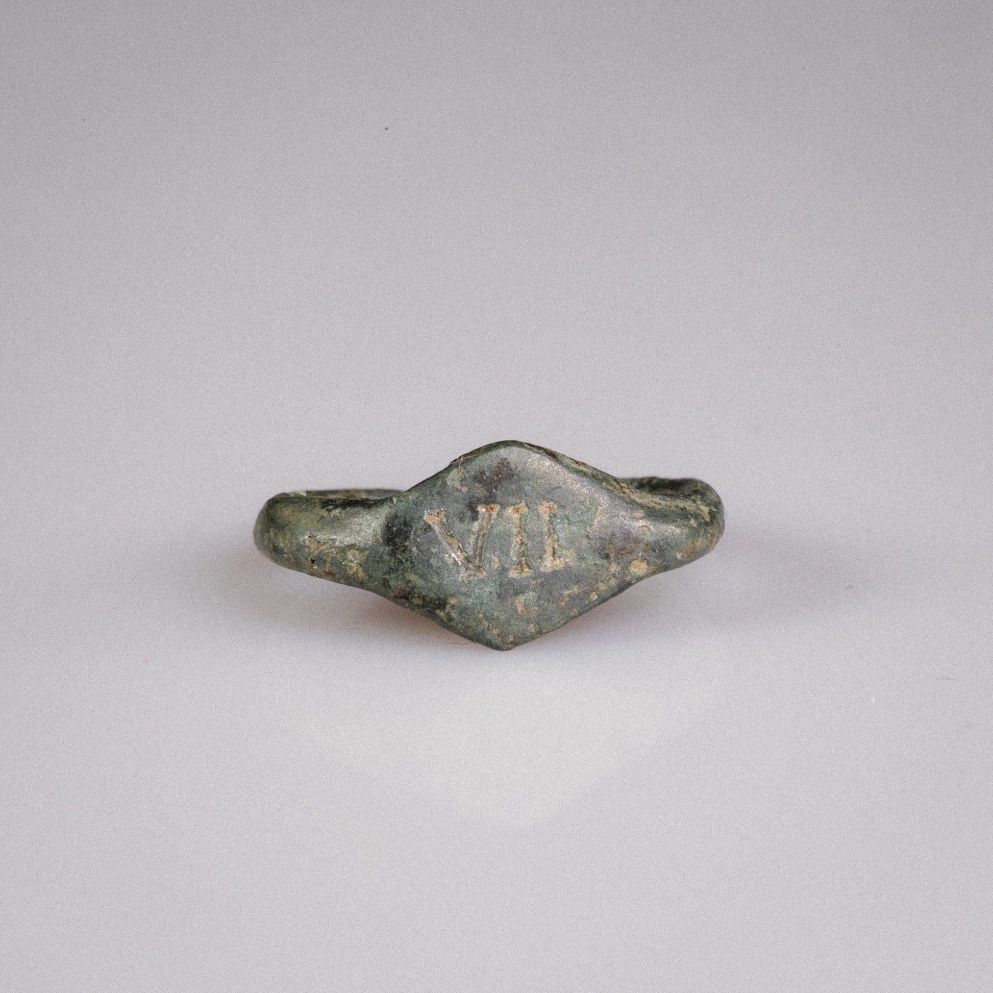 Roman Bronze Legionary Ring with Numeral VII – “Septimus” (1st–3rd CE) – Eu 53 / Us 6.5