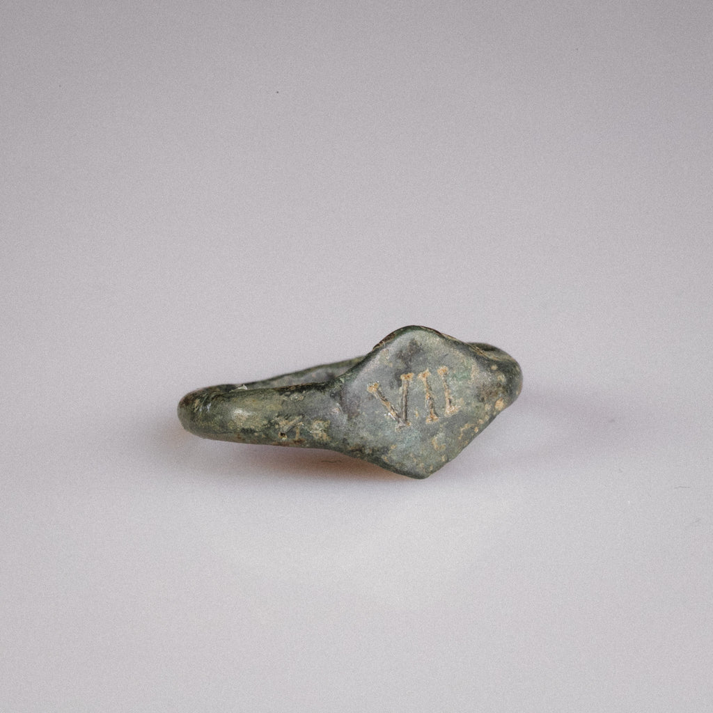 Roman Bronze Legionary Ring with Numeral VII – “Septimus” (1st–3rd CE) – Eu 53 / Us 6.5