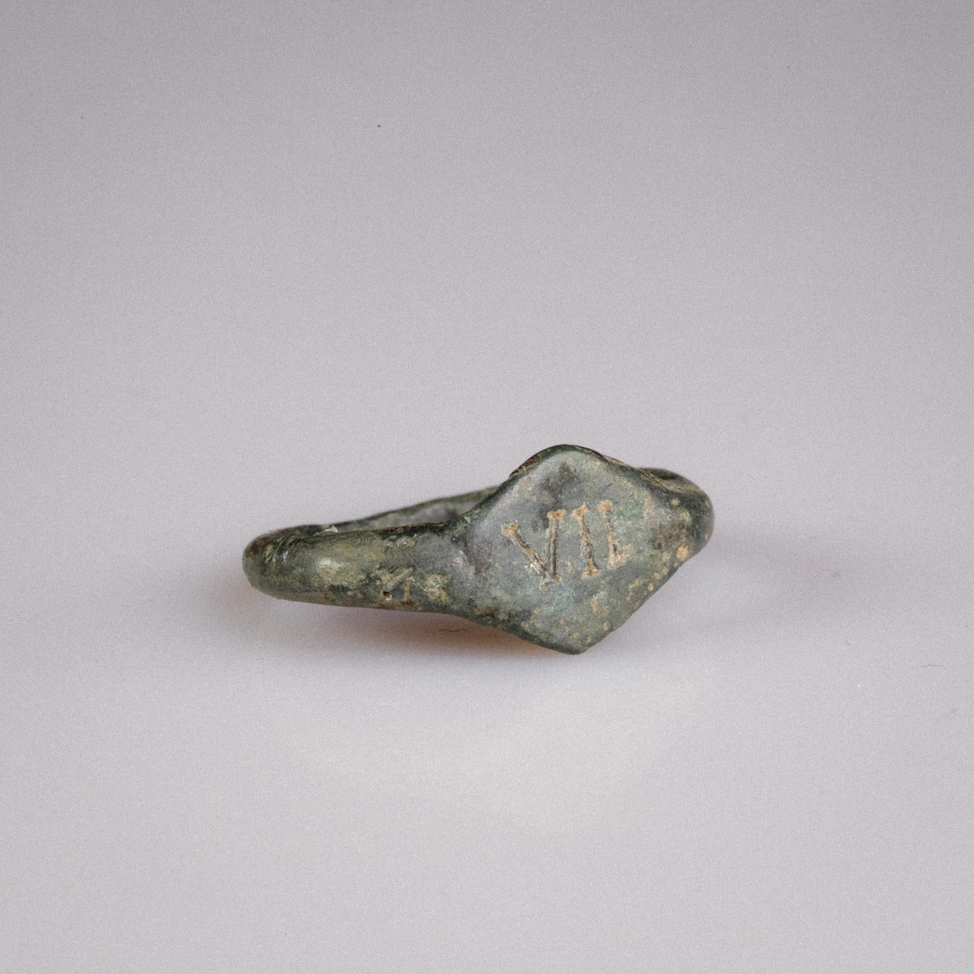 Roman Bronze Legionary Ring with Numeral VII – “Septimus” (1st–3rd CE) – Eu 53 / Us 6.5