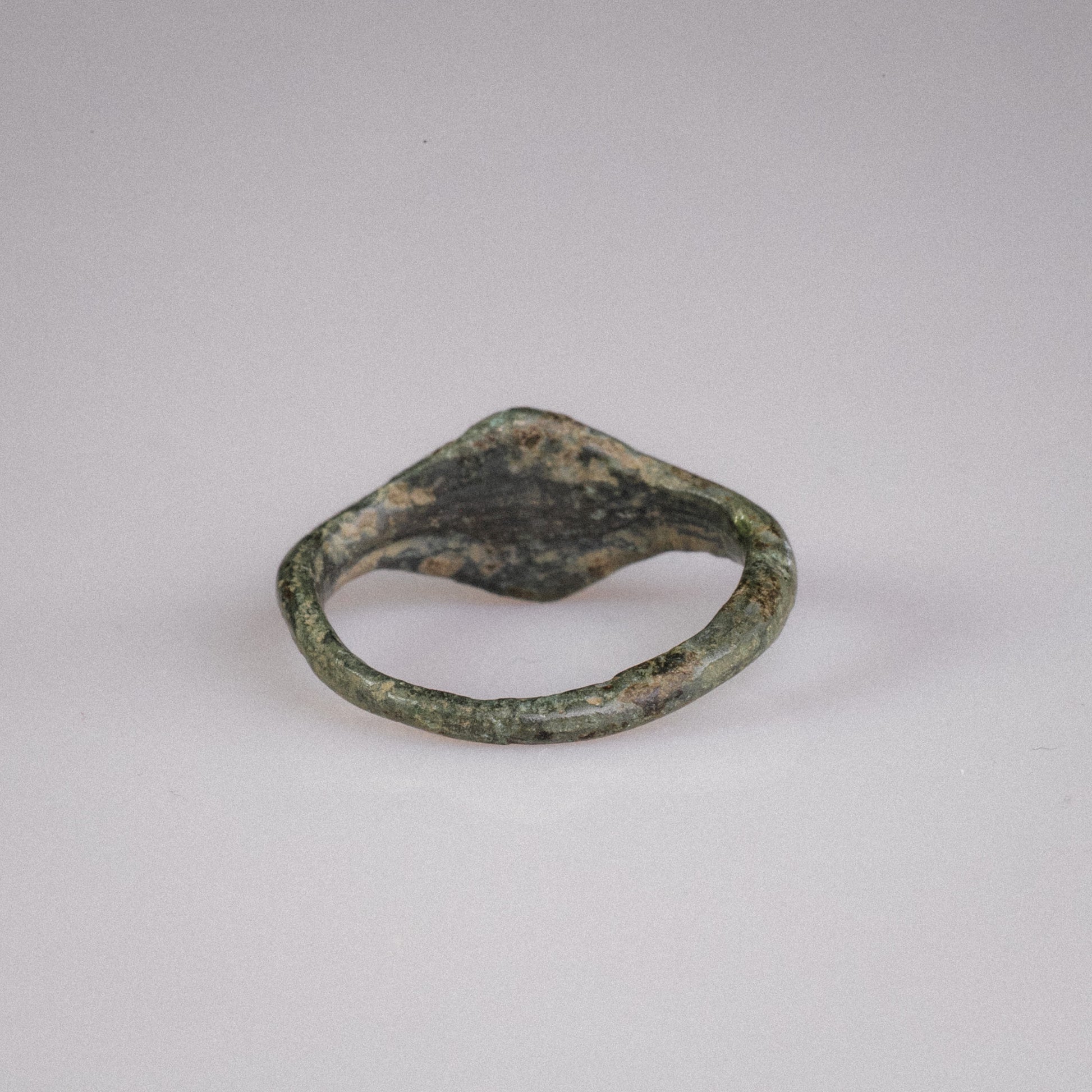 Roman Bronze Legionary Ring with Numeral VII – “Septimus” (1st–3rd CE) – Eu 53 / Us 6.5