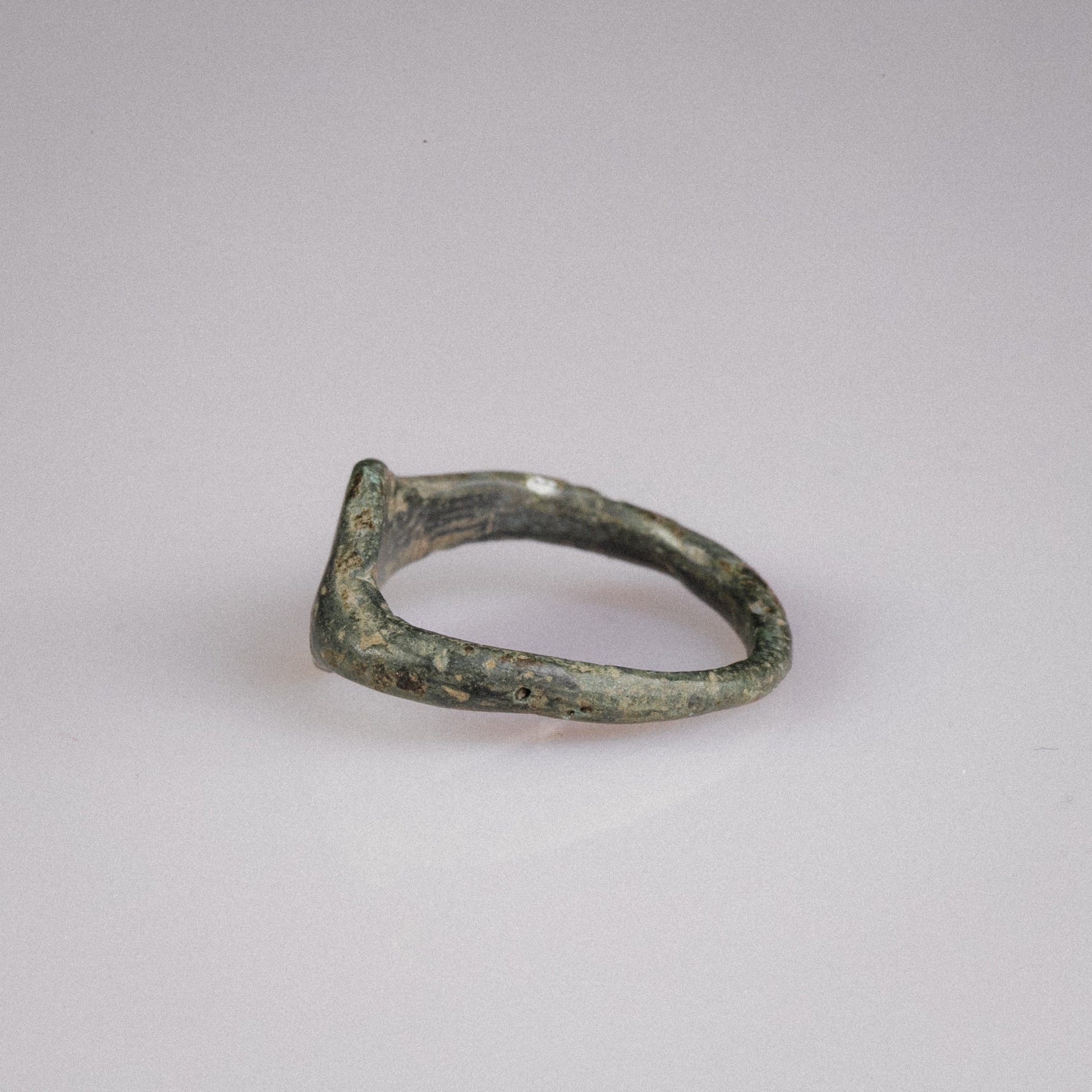 Roman Bronze Legionary Ring with Numeral VII – “Septimus” (1st–3rd CE) – Eu 53 / Us 6.5