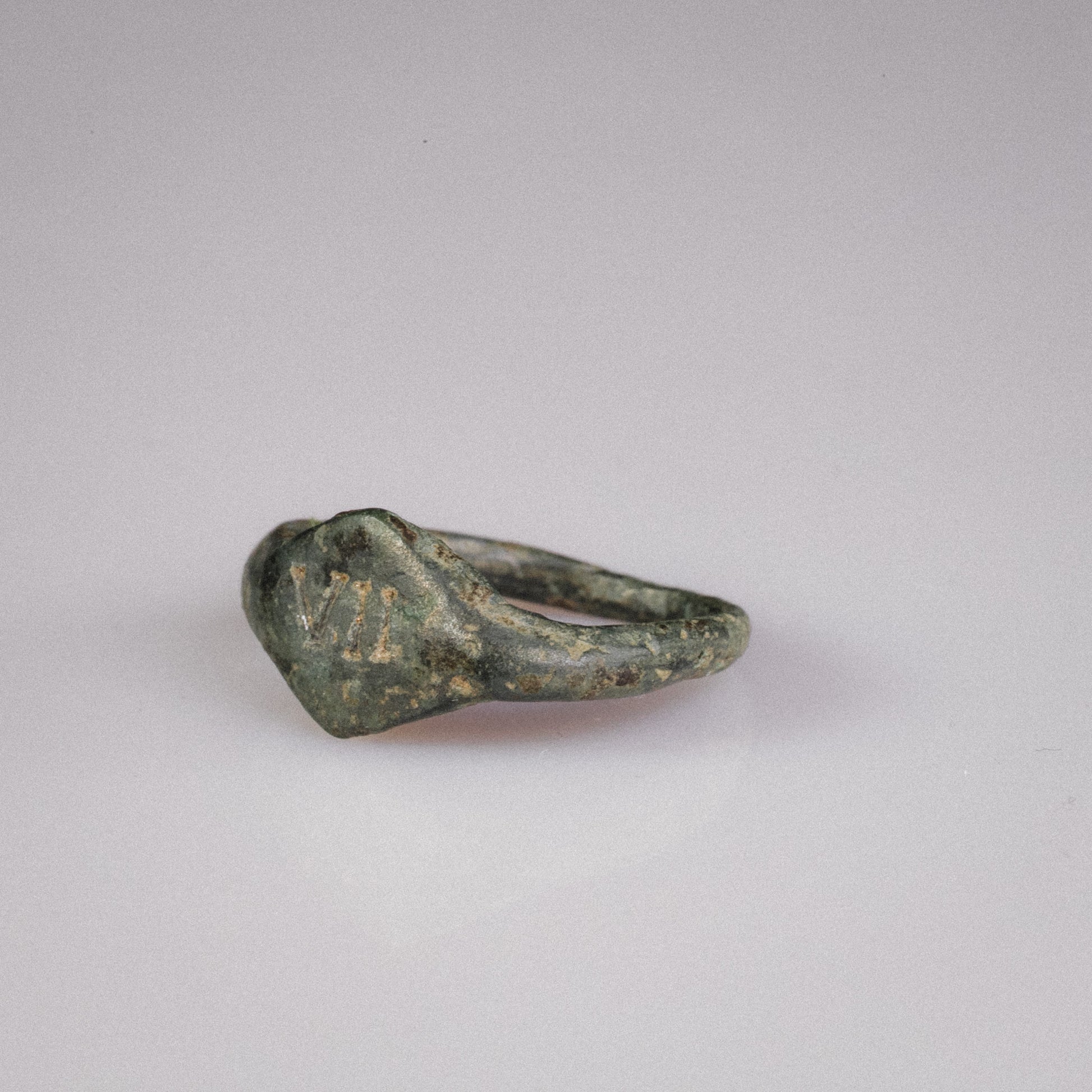 Roman Bronze Legionary Ring with Numeral VII – “Septimus” (1st–3rd CE) – Eu 53 / Us 6.5