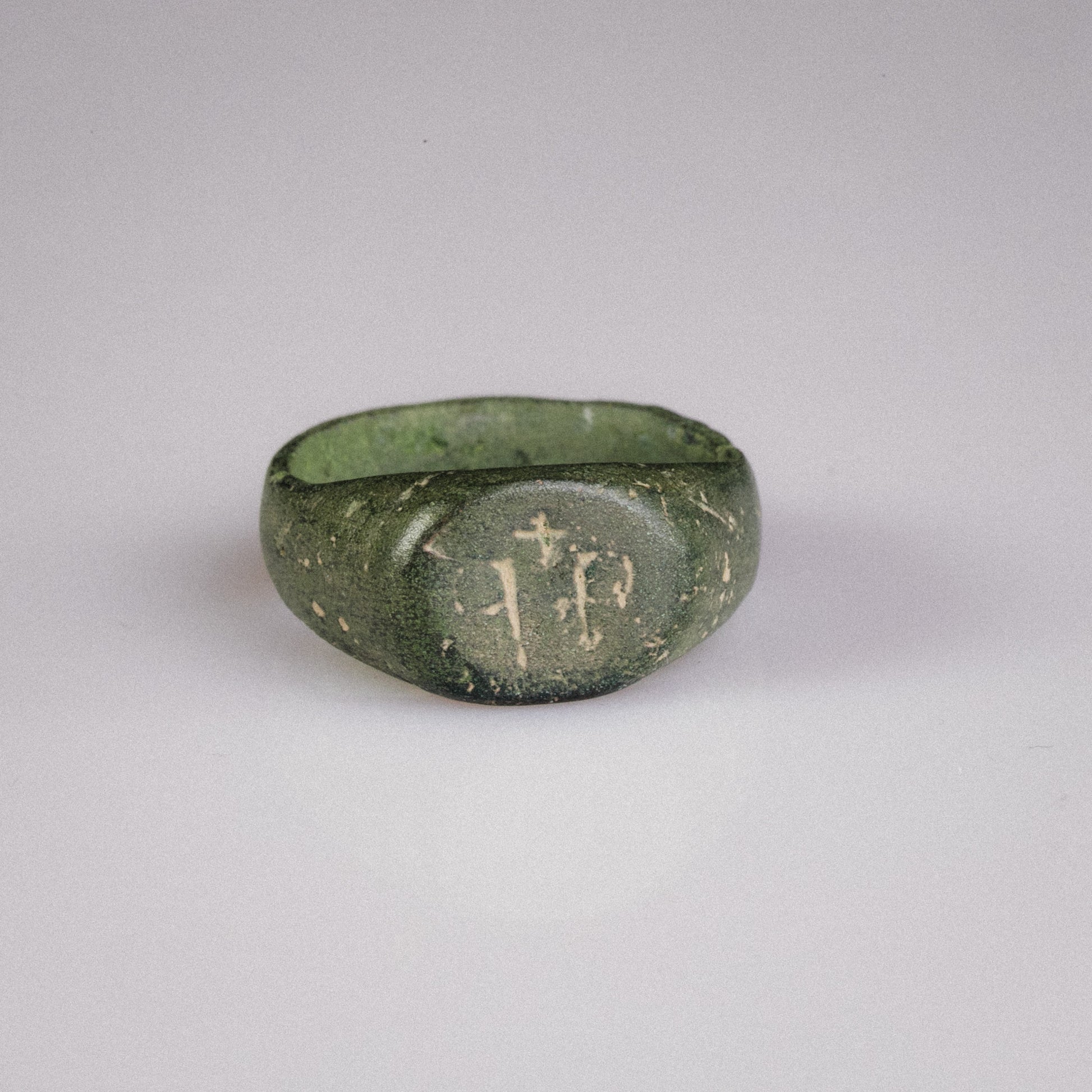 Medieval Bronze Seal Ring with Cross Motif – “Signum” (11th–13th CE) – EU 57 / US 8