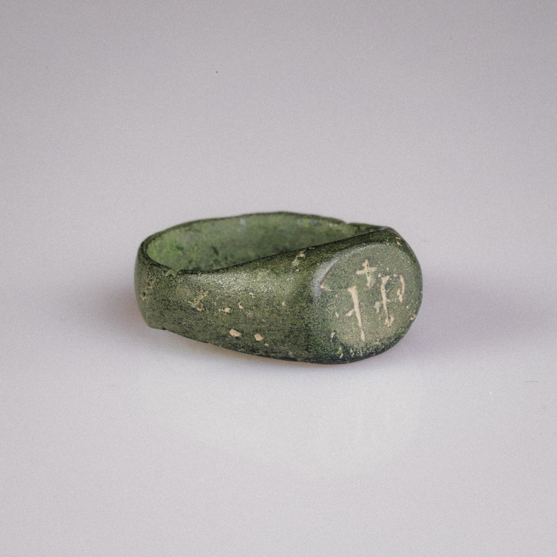 Medieval Bronze Seal Ring with Cross Motif – “Signum” (11th–13th CE) – EU 57 / US 8