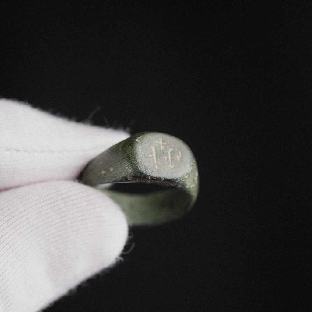 Medieval Bronze Seal Ring with Cross Motif – “Signum” (11th–13th CE) – EU 57 / US 8