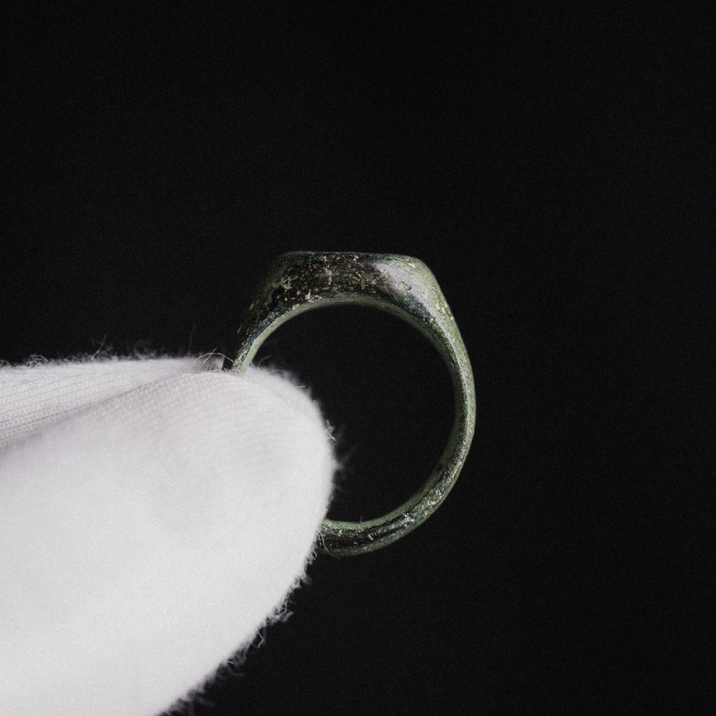 Medieval Bronze Seal Ring with Cross Motif – “Signum” (11th–13th CE) – EU 57 / US 8