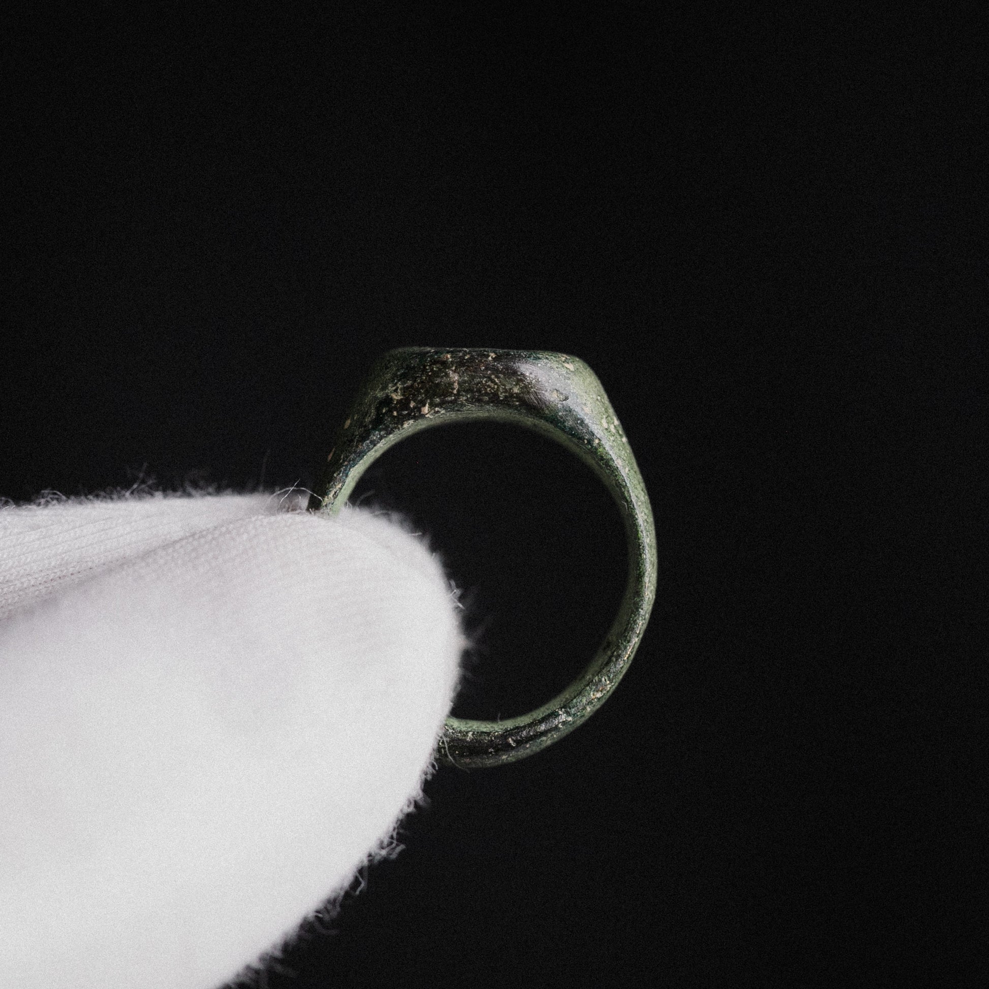 Medieval Bronze Seal Ring with Cross Motif – “Signum” (11th–13th CE) – EU 57 / US 8