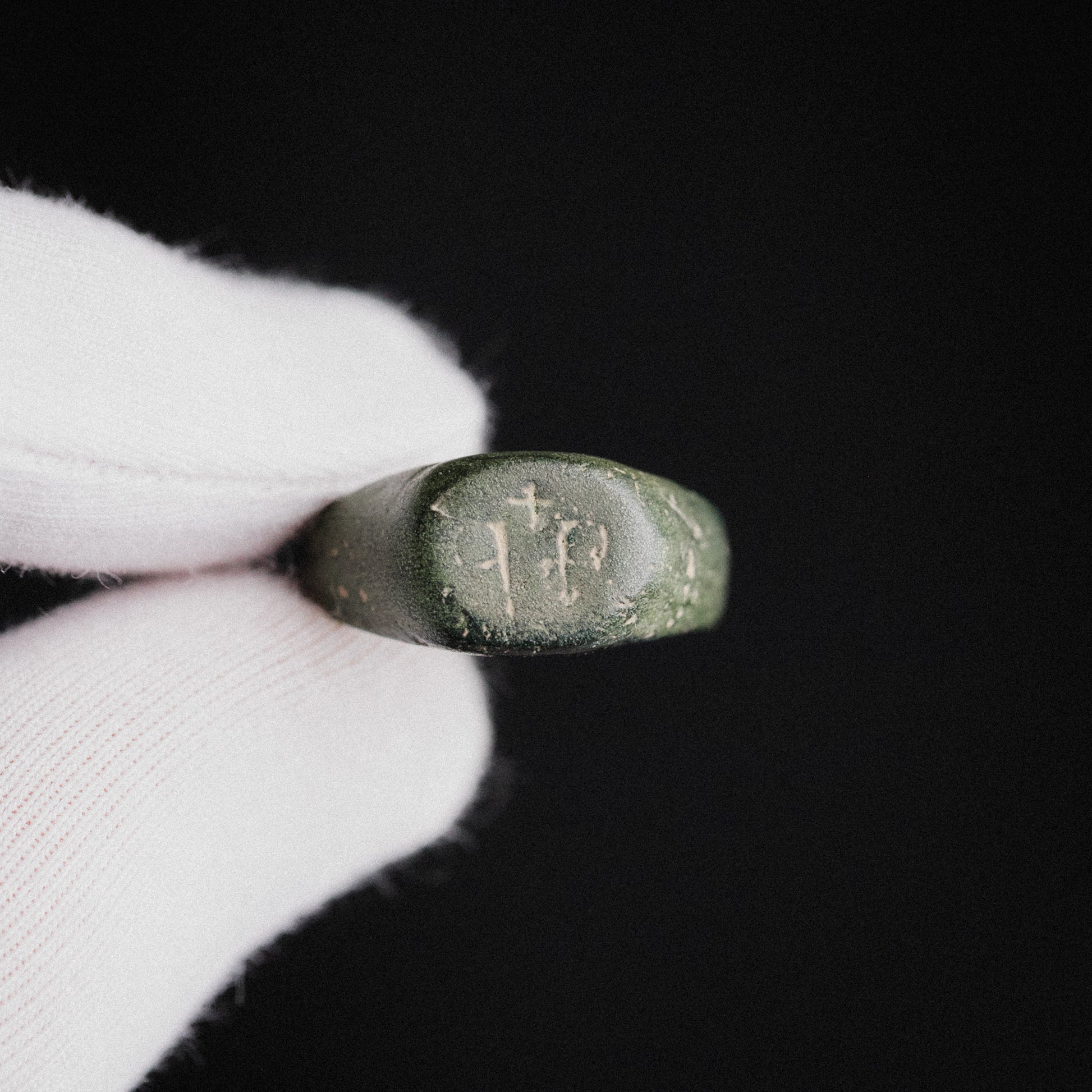 Medieval Bronze Seal Ring with Cross Motif – “Signum” (11th–13th CE) – EU 57 / US 8