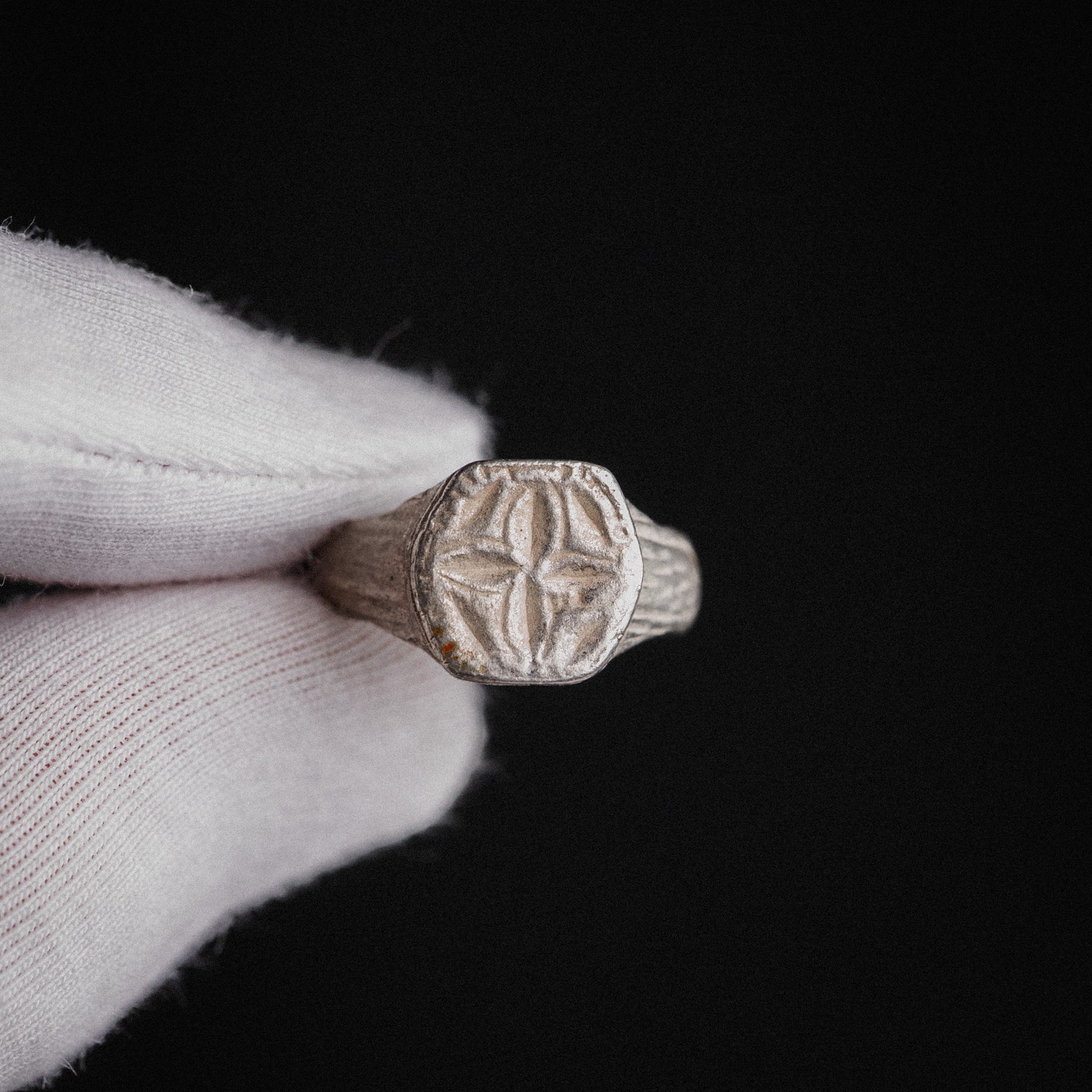 Medieval Silver Signet Ring with Quatrefoil Motif – “Quaternus” (12th–14th Ce) – EU 56 / US 7.75