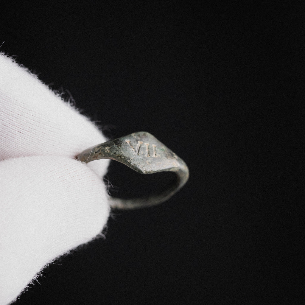 Roman Bronze Legionary Ring with Numeral VII – “Septimus” (1st–3rd CE) – Eu 53 / Us 6.5
