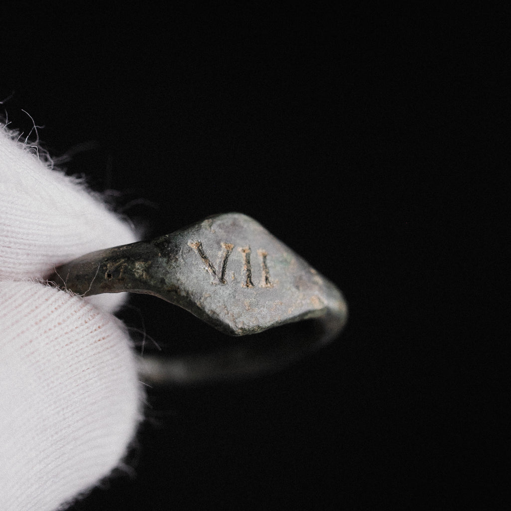 Roman Bronze Legionary Ring with Numeral VII – “Septimus” (1st–3rd CE) – Eu 53 / Us 6.5