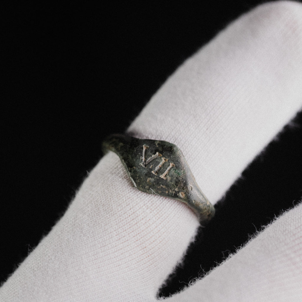 Roman Bronze Legionary Ring with Numeral VII – “Septimus” (1st–3rd CE) – Eu 53 / Us 6.5