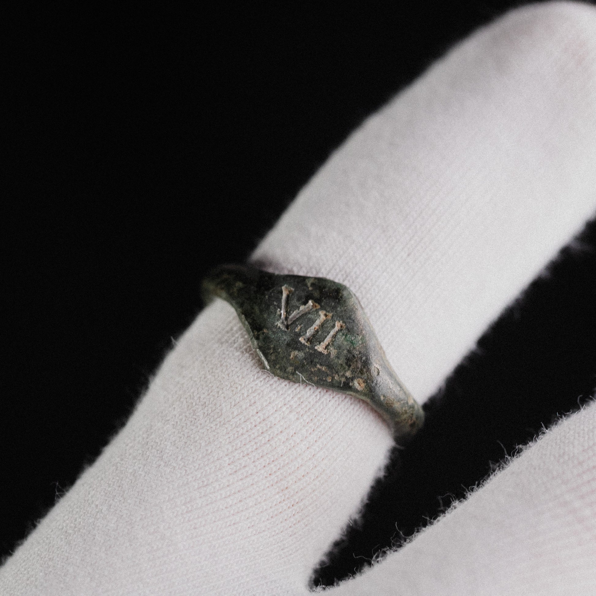 Roman Bronze Legionary Ring with Numeral VII – “Septimus” (1st–3rd CE) – Eu 53 / Us 6.5