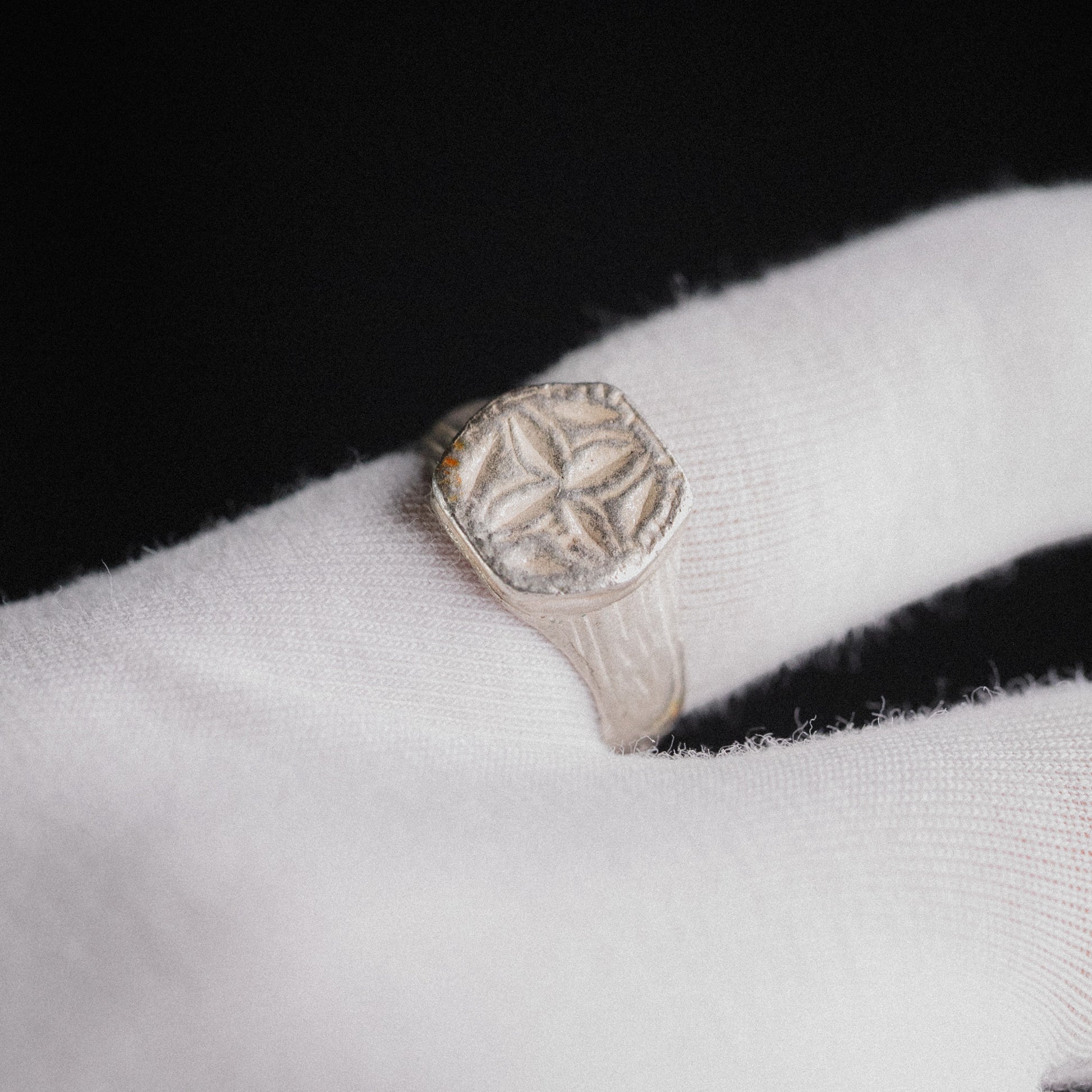Medieval Silver Signet Ring with Quatrefoil Motif – “Quaternus” (12th–14th Ce) – EU 56 / US 7.75