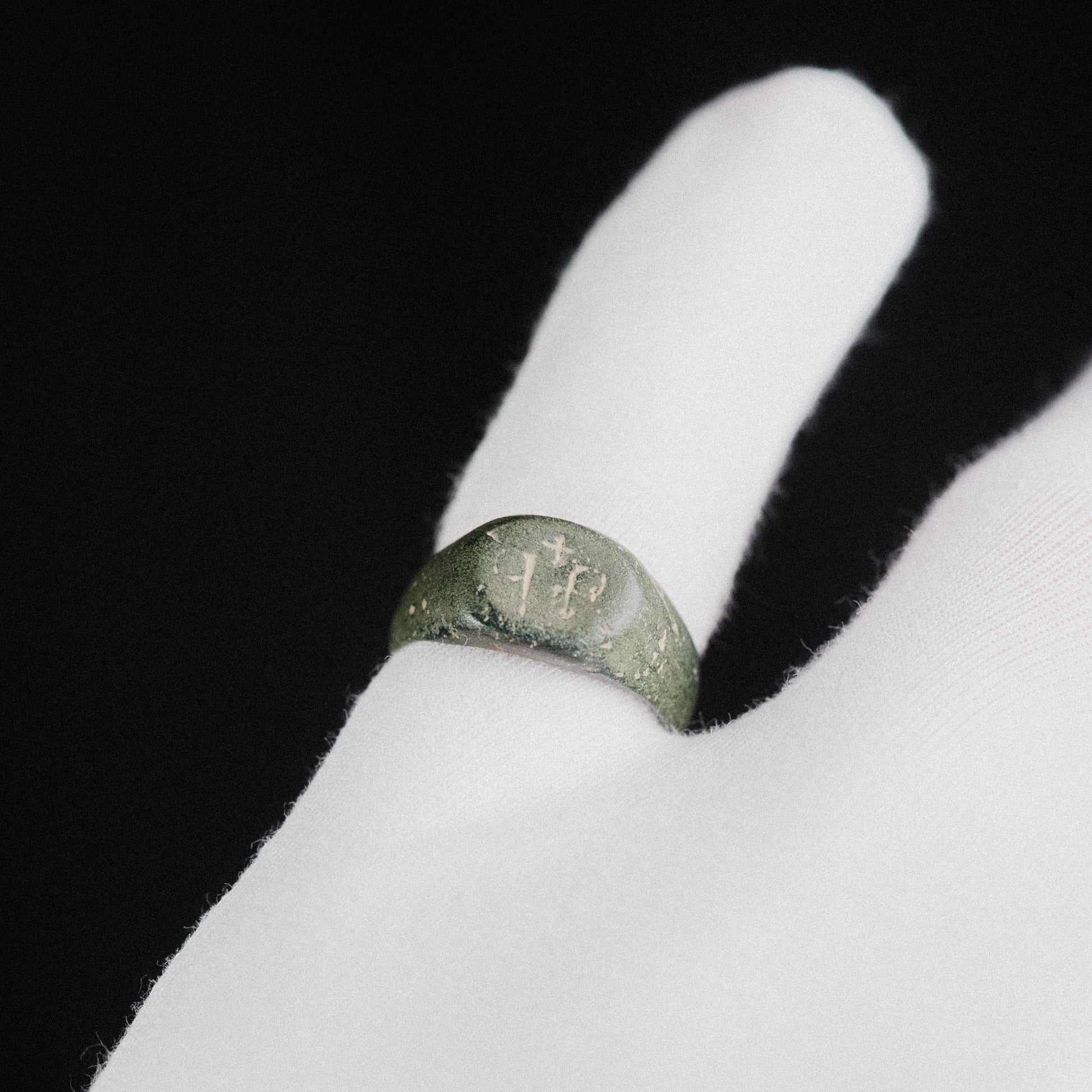 Medieval Bronze Seal Ring with Cross Motif – “Signum” (11th–13th CE) – EU 57 / US 8
