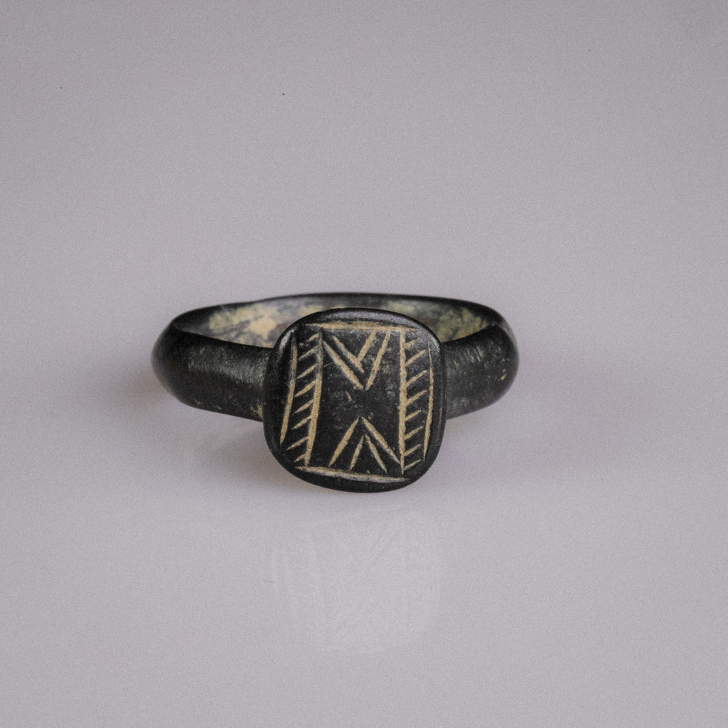 Medieval Bronze Geometric Signet Ring with Chevron Motif – “Chevronis” (11th–14th CE) – EU 51 / US 5.75