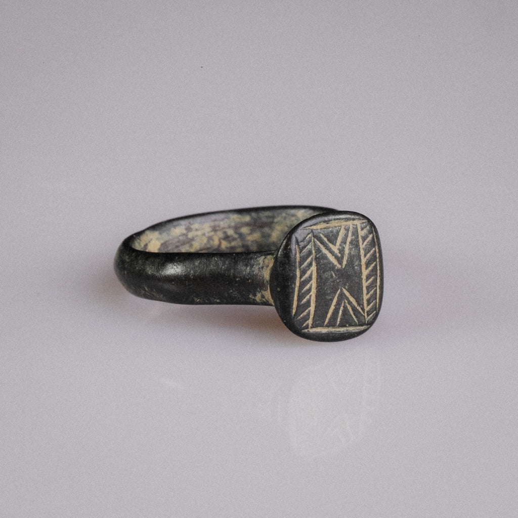 Medieval Bronze Geometric Signet Ring with Chevron Motif – “Chevronis” (11th–14th CE) – EU 51 / US 5.75