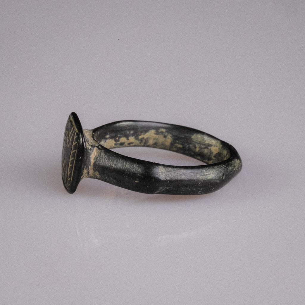 Medieval Bronze Geometric Signet Ring with Chevron Motif – “Chevronis” (11th–14th CE) – EU 51 / US 5.75