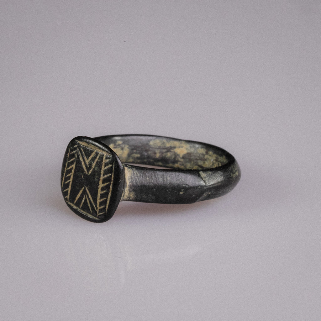 Medieval Bronze Geometric Signet Ring with Chevron Motif – “Chevronis” (11th–14th CE) – EU 51 / US 5.75