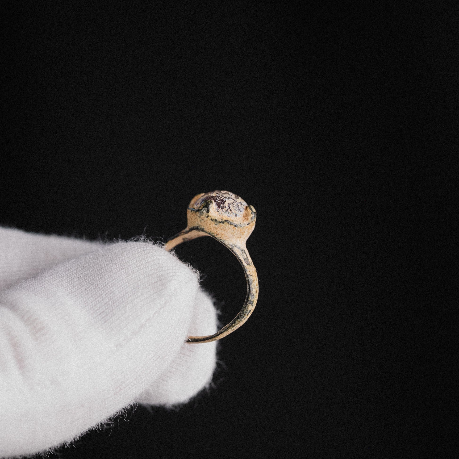 Late Roman to Early Medieval Bronze Ring with Red Glass Cabochon – “Rubellus” (4th–10th CE) – EU 50 / US 5.25