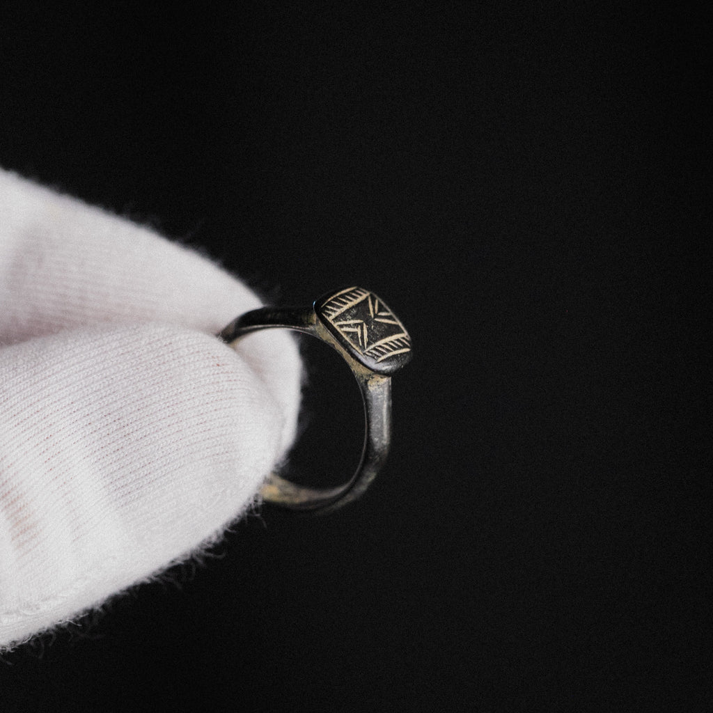 Medieval Bronze Geometric Signet Ring with Chevron Motif – “Chevronis” (11th–14th CE) – EU 51 / US 5.75