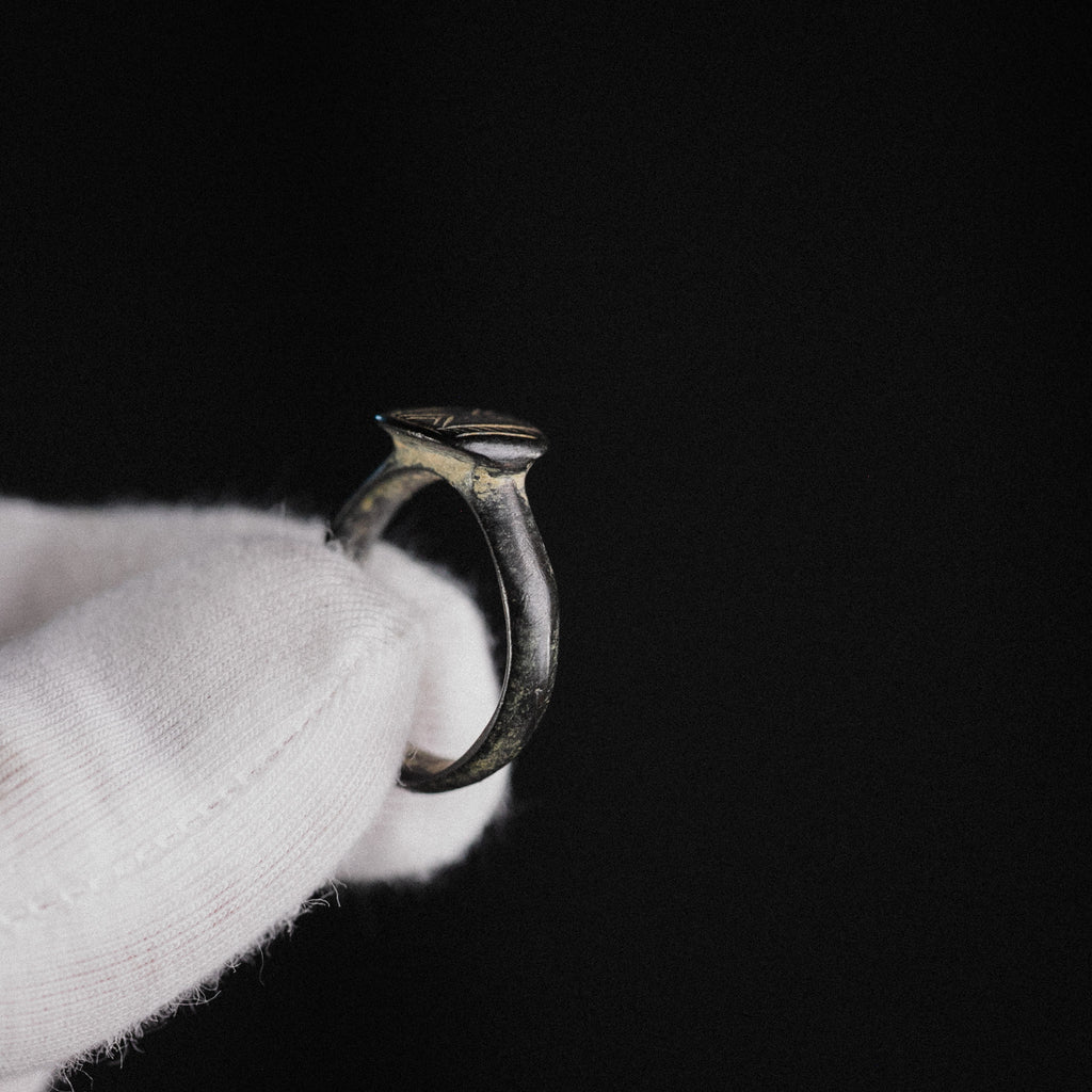 Medieval Bronze Geometric Signet Ring with Chevron Motif – “Chevronis” (11th–14th CE) – EU 51 / US 5.75