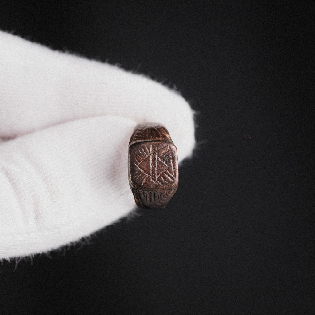 Medieval Bronze Geometric Signet Ring – “Intercisus” (9th–13th CE) – EU 52 / US 6.25