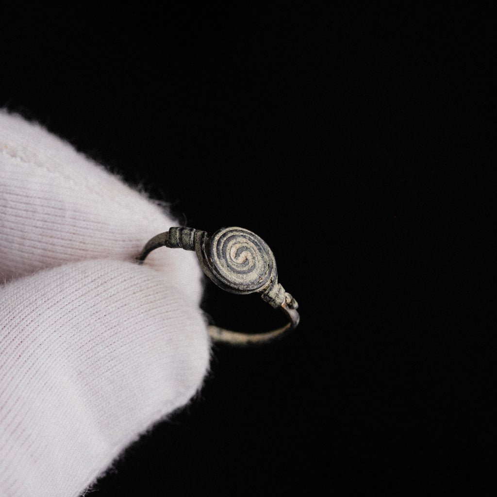 Roman Bronze Ring with Spiral Bezel – “Spiralis” (1st–3rd CE) – EU 51 / US 5.75