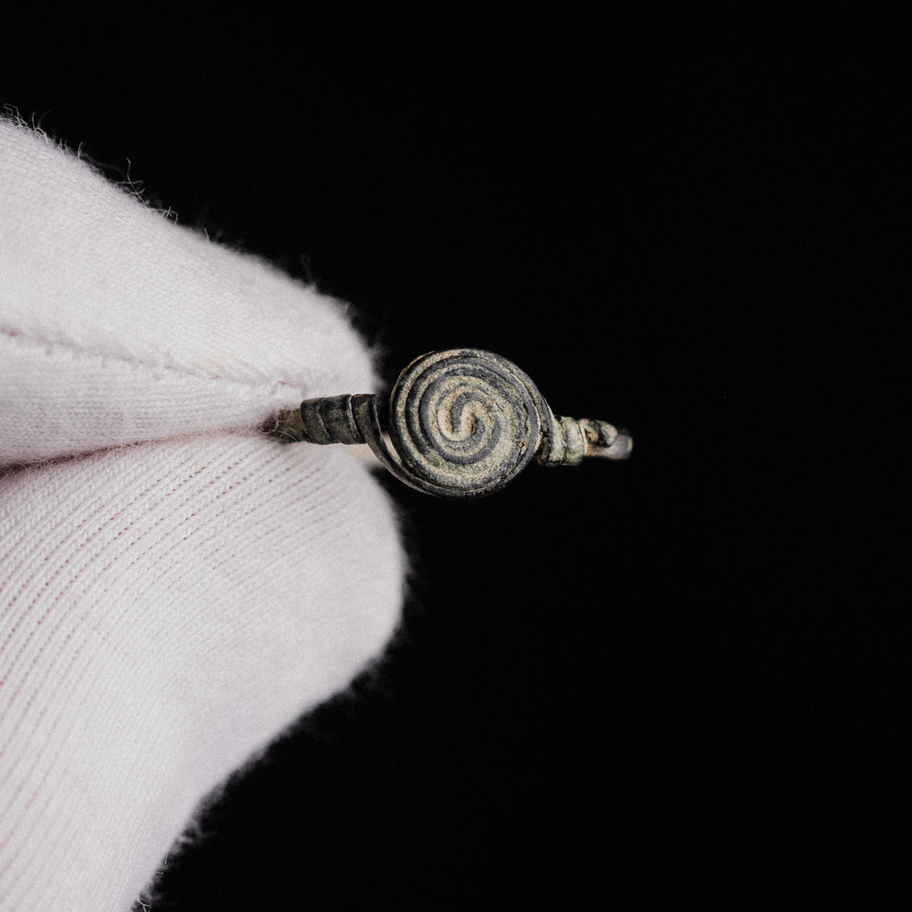 Roman Bronze Ring with Spiral Bezel – “Spiralis” (1st–3rd CE) – EU 51 / US 5.75